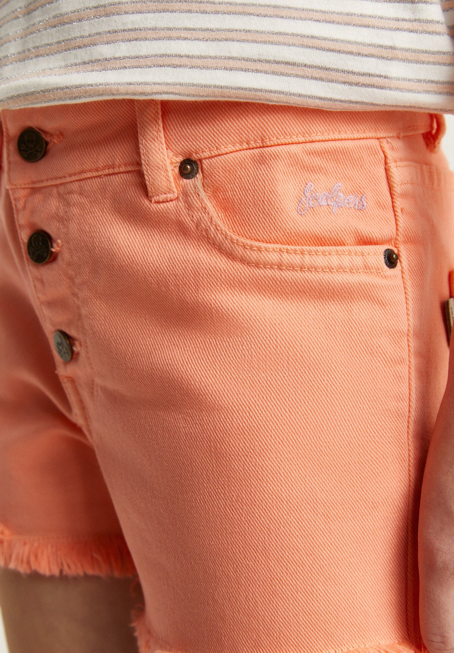 SHORTS WTIH FRAYED HEM