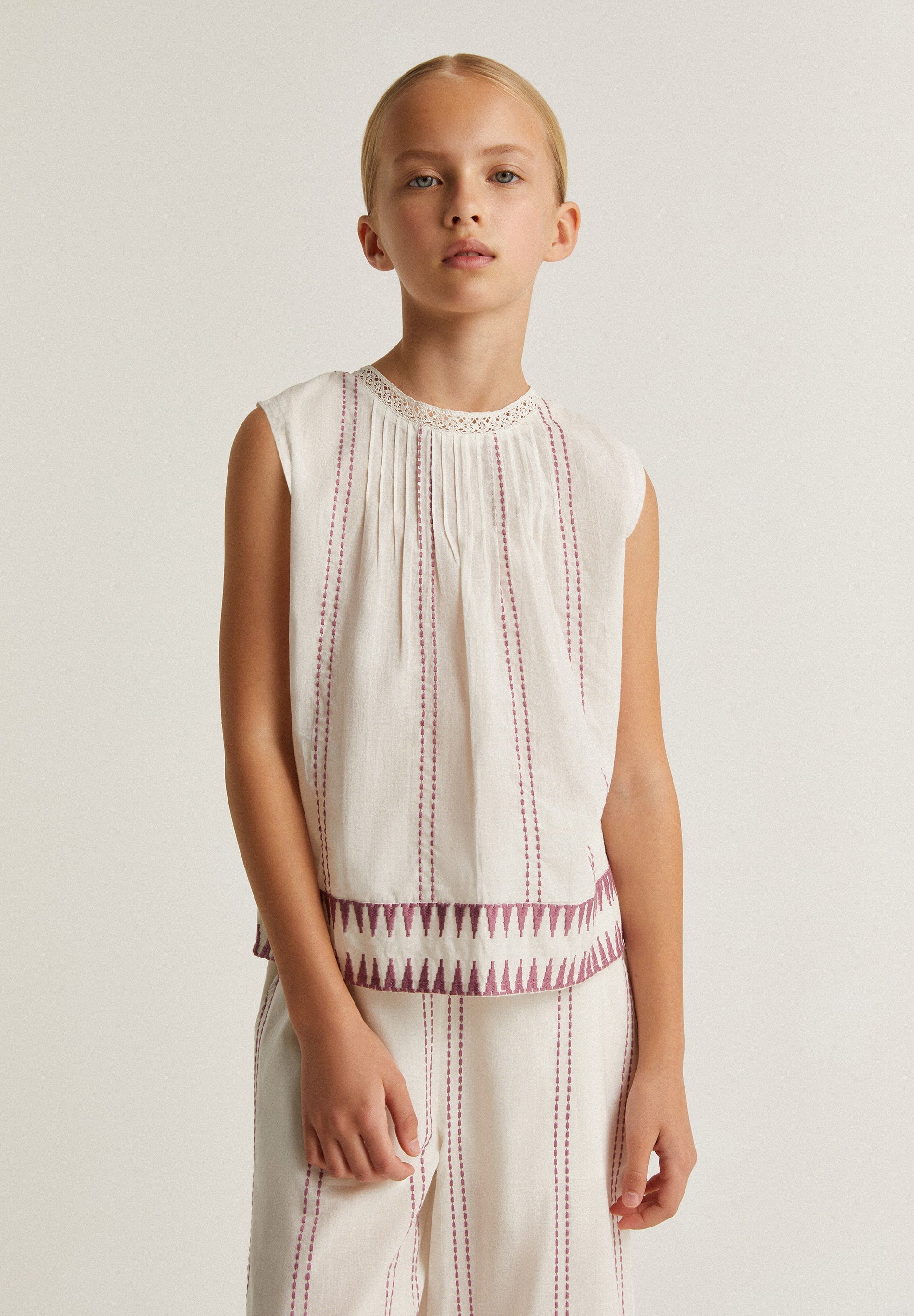 TOP WITH CONTRAST EMBROIDERY DETAIL