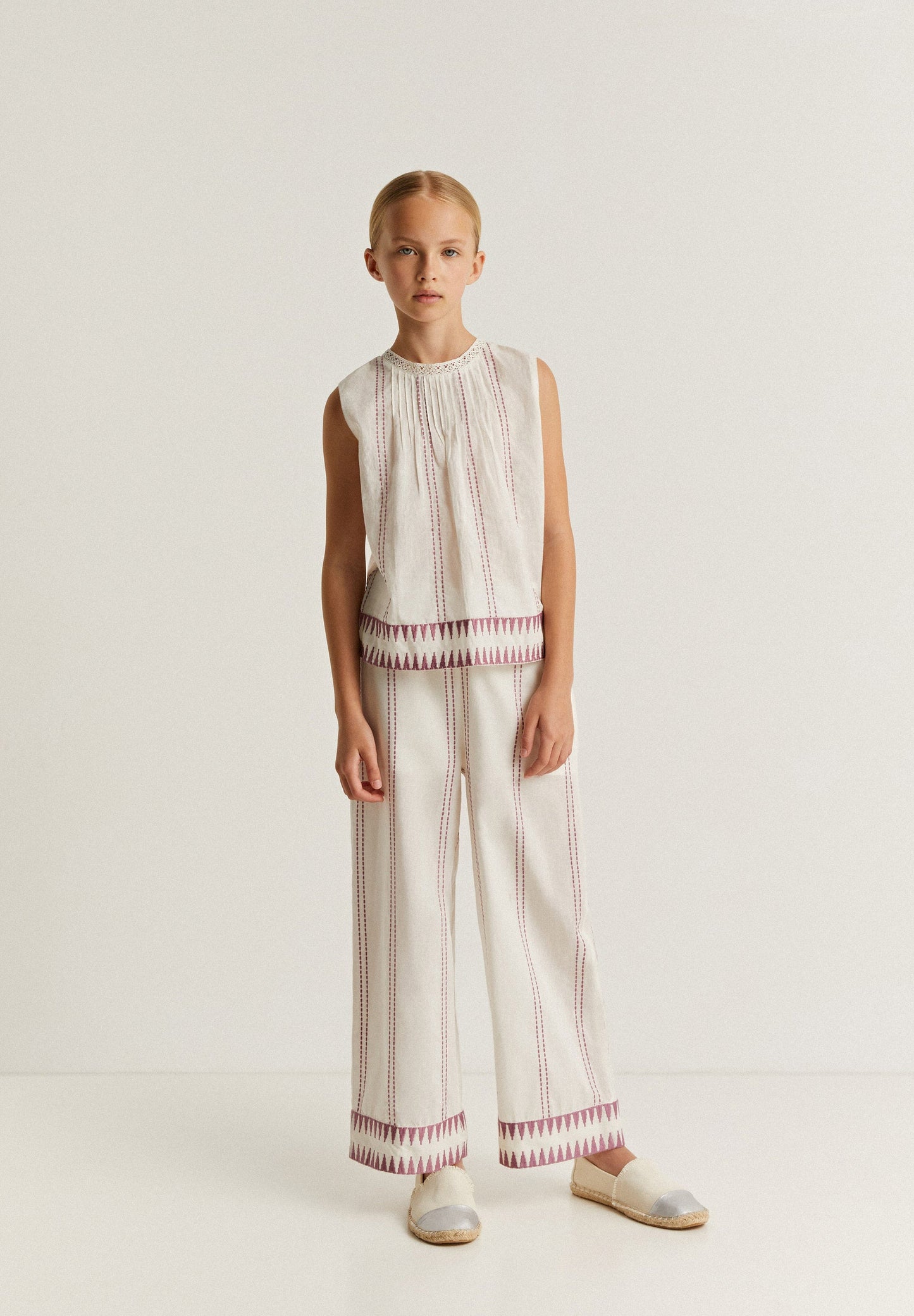 TOP WITH CONTRAST EMBROIDERY DETAIL