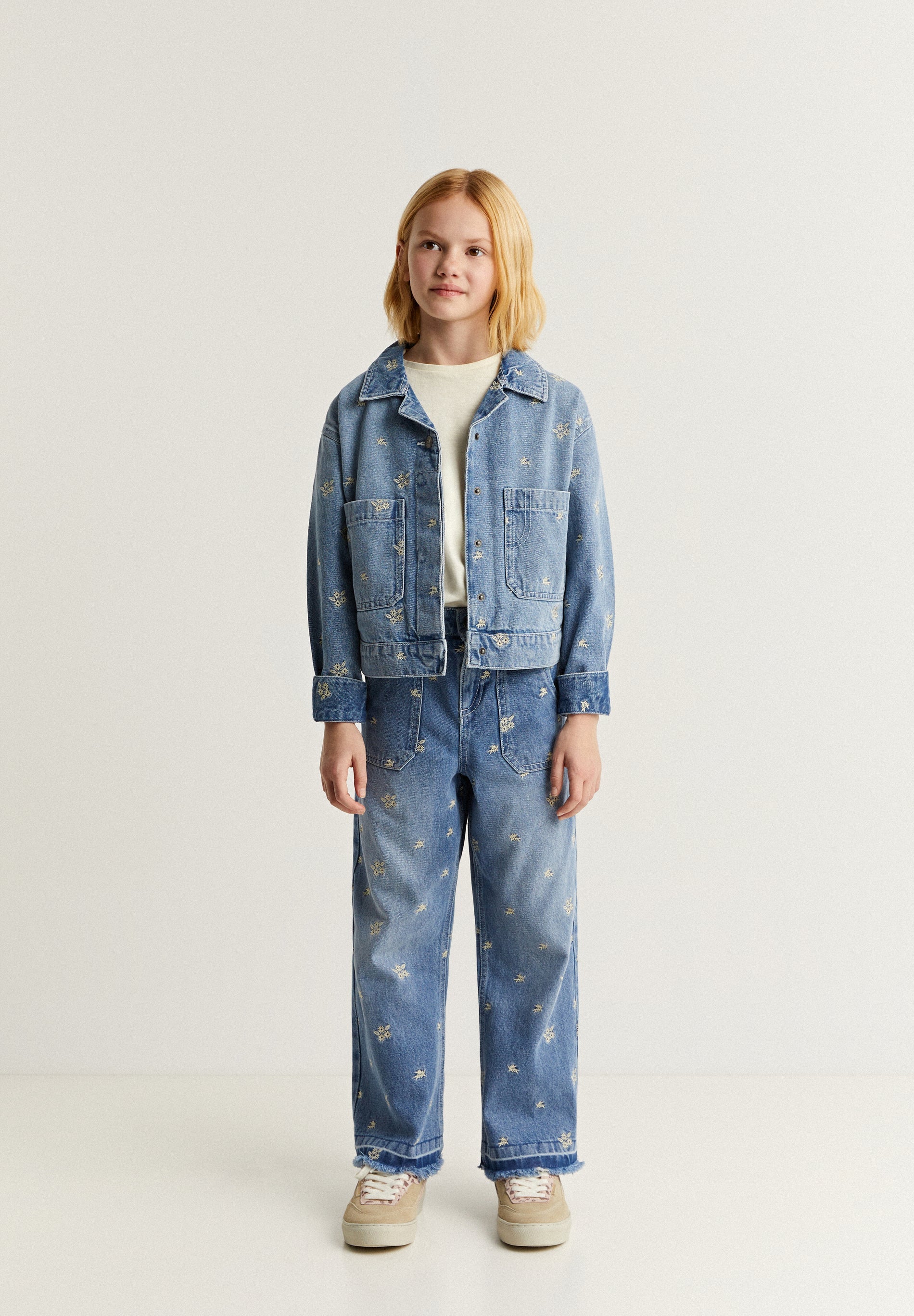 JEANS WITH EMBROIDERED DETAILS