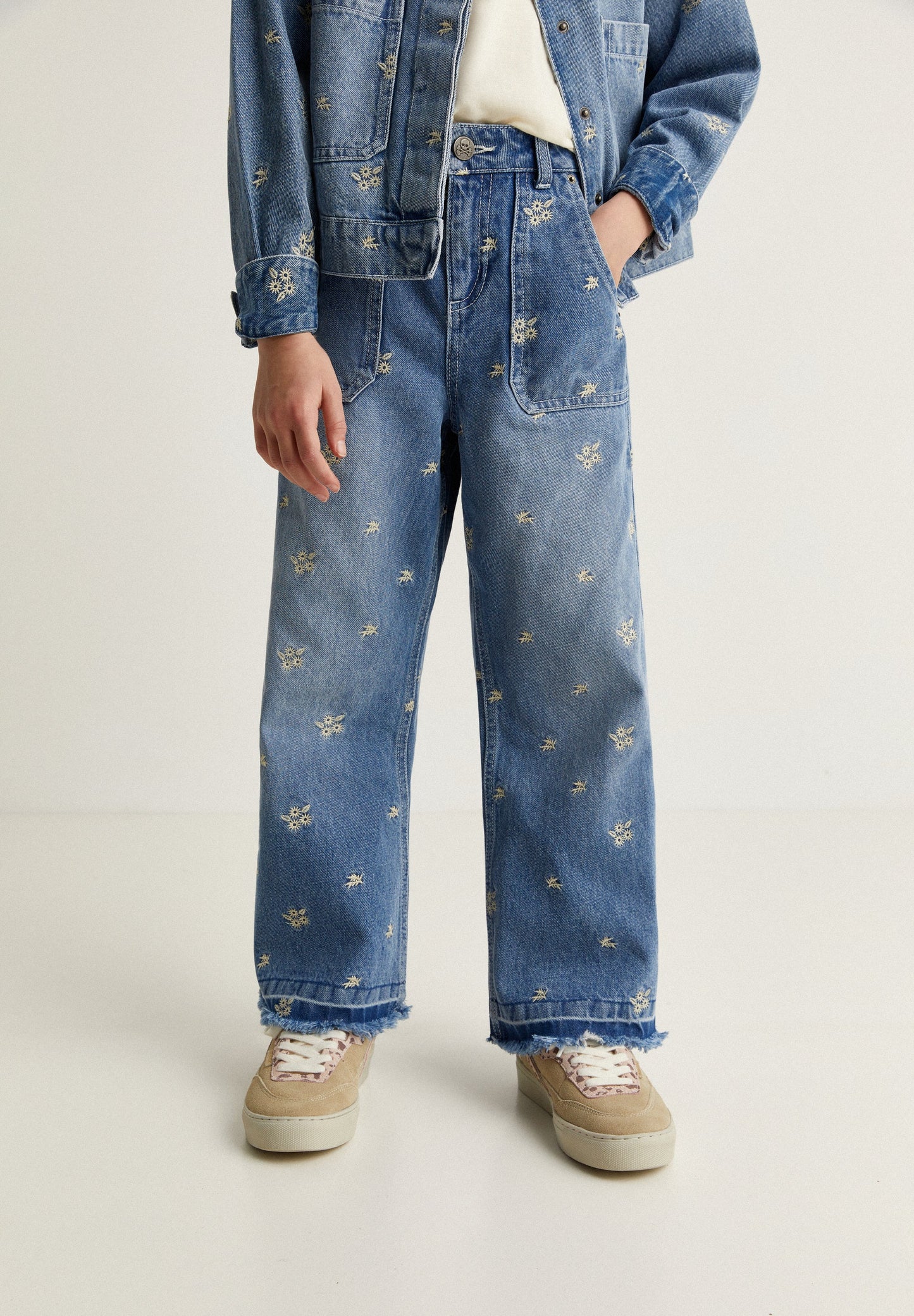 JEANS WITH EMBROIDERED DETAILS