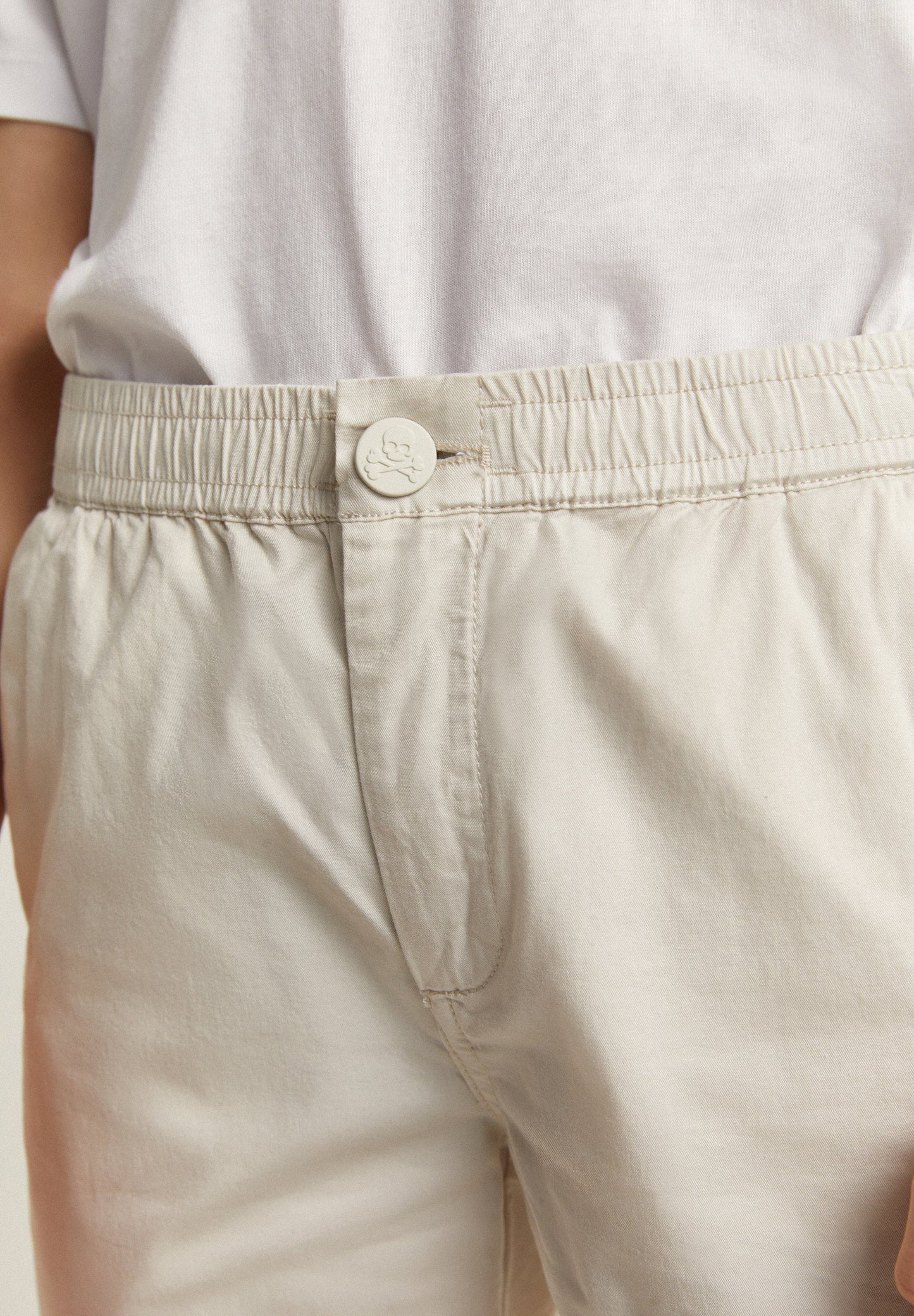 PLAIN BERUMDA SHORTS WITH BUTTON