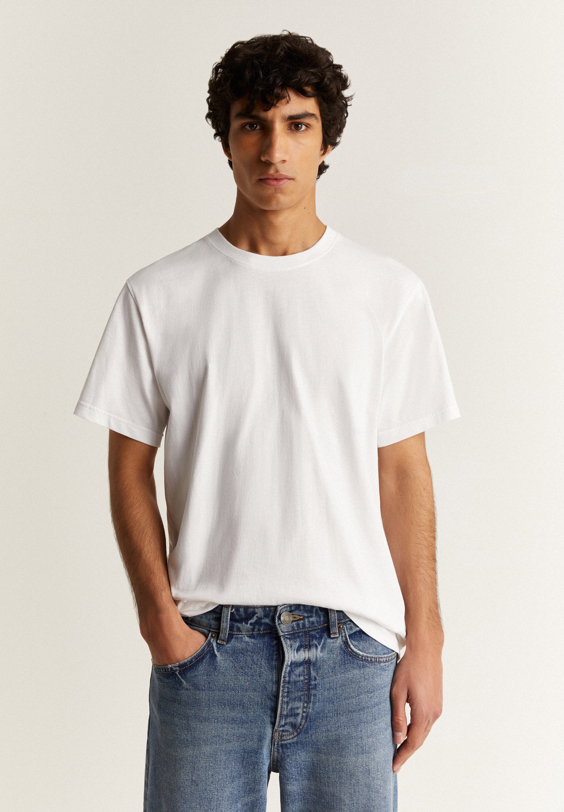 T-SHIRT WITH PRONOUNCED COLLAR