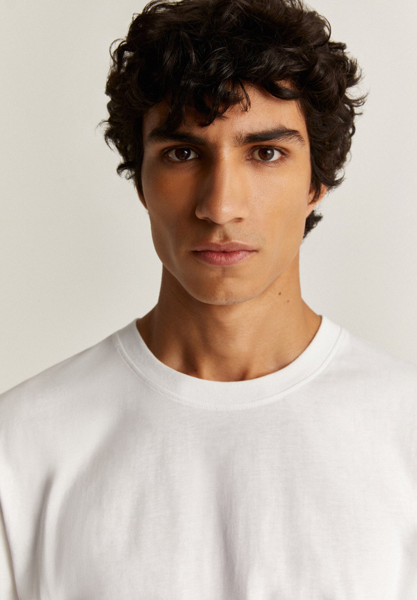 T-SHIRT WITH PRONOUNCED COLLAR