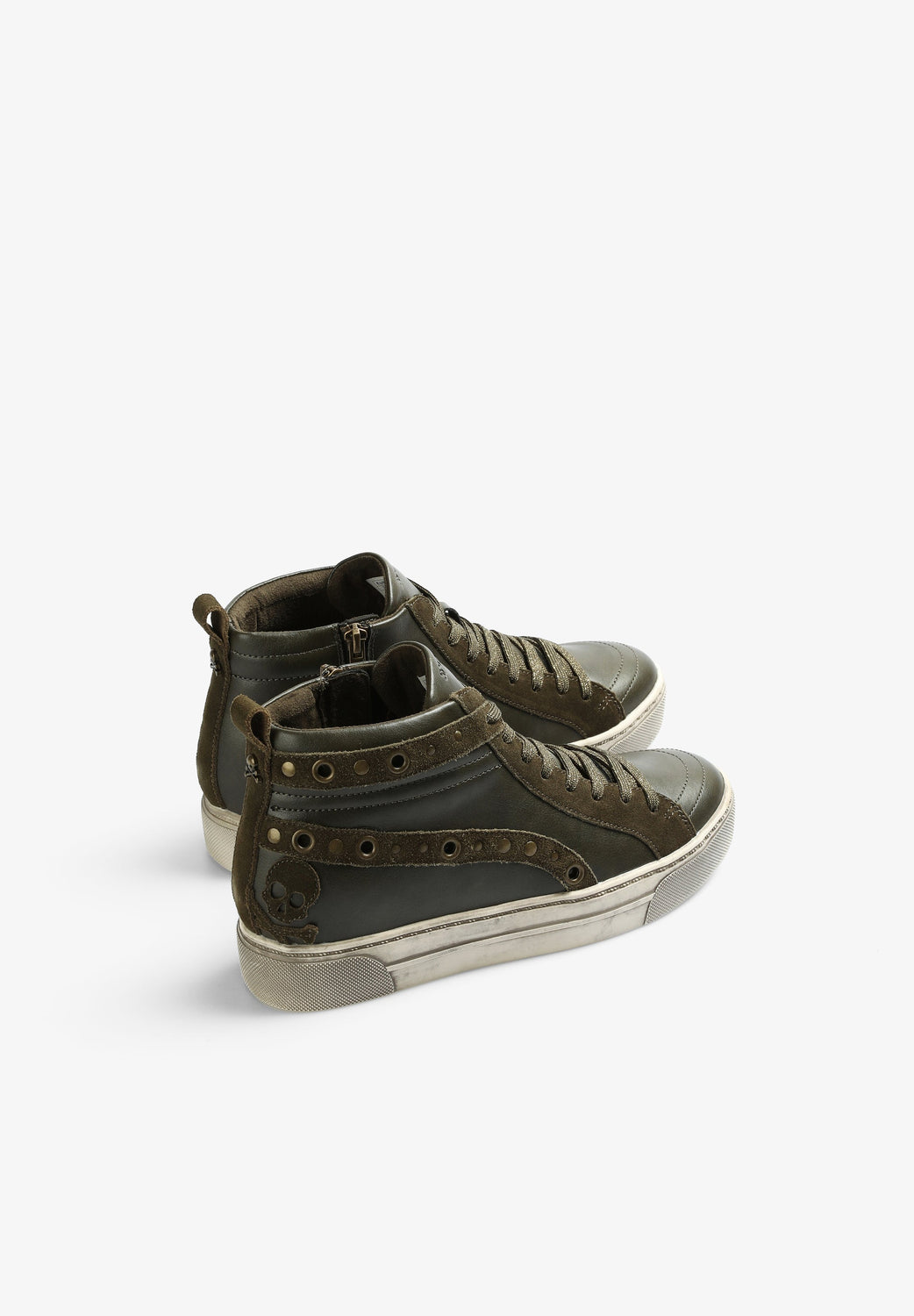 SNEAKERS BOTAS ALTAS TACHUELAS - Scalpers