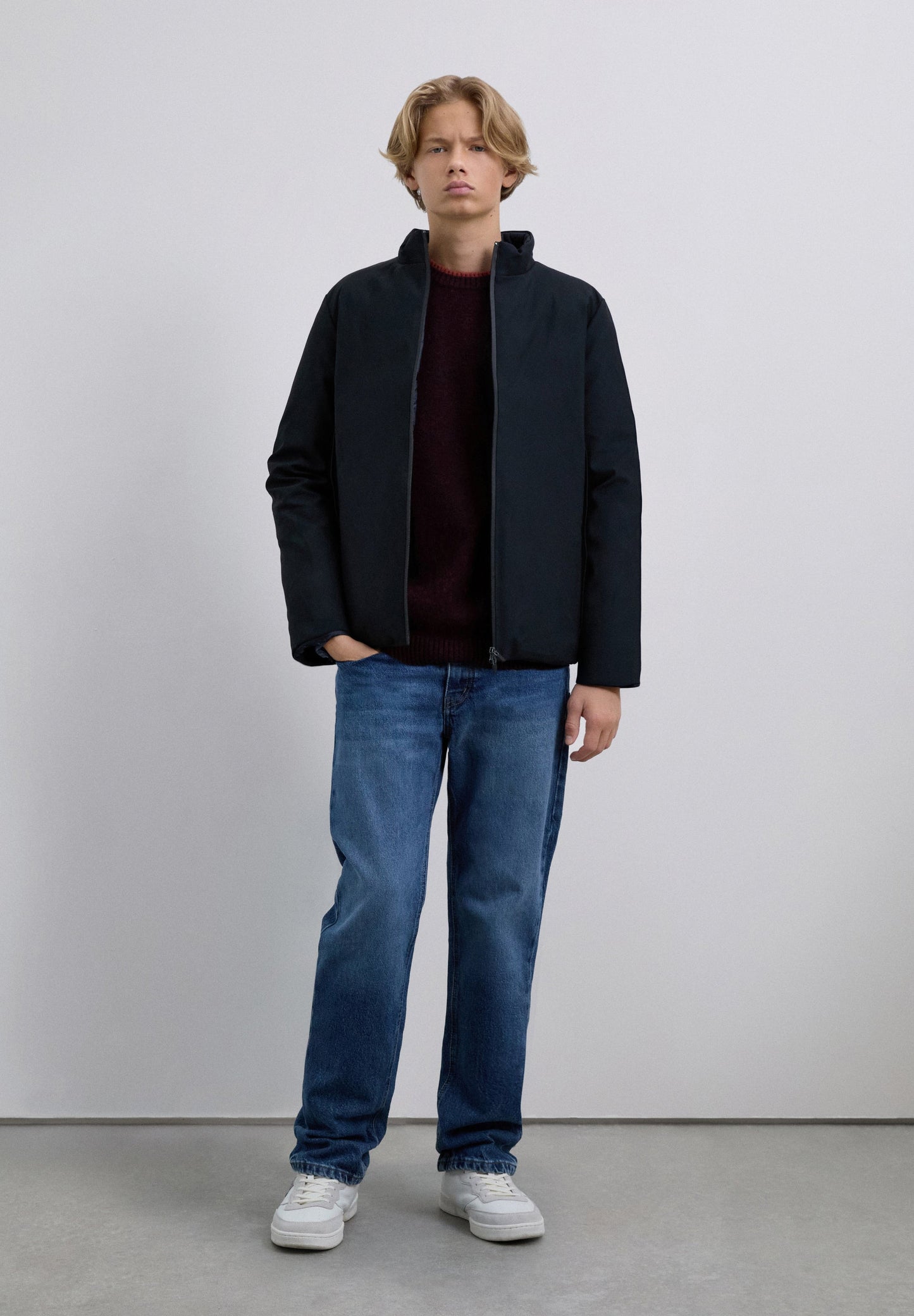 JACKE MIT ABNEHMBARER KAPUZE LOGO