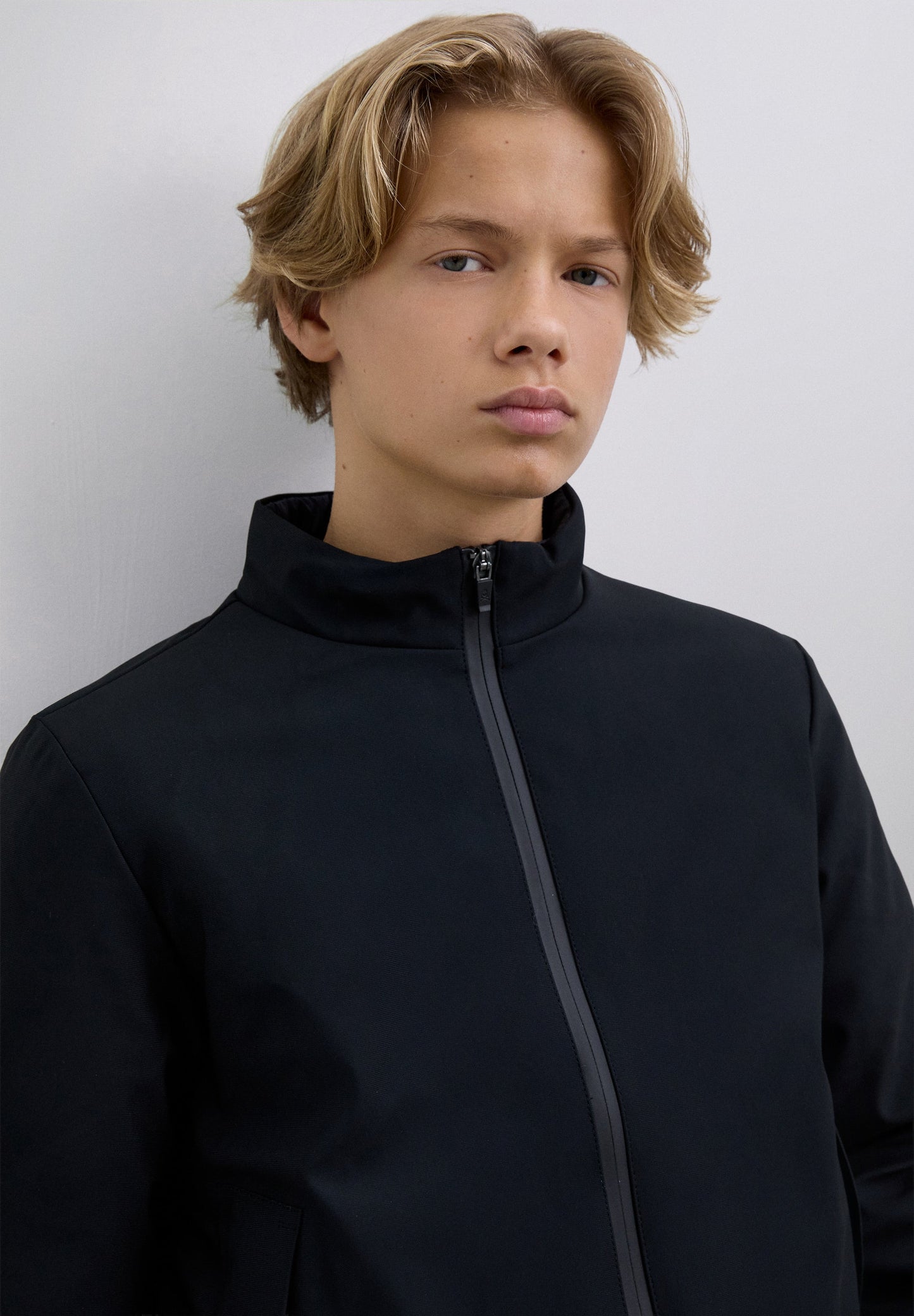 JACKE MIT ABNEHMBARER KAPUZE LOGO