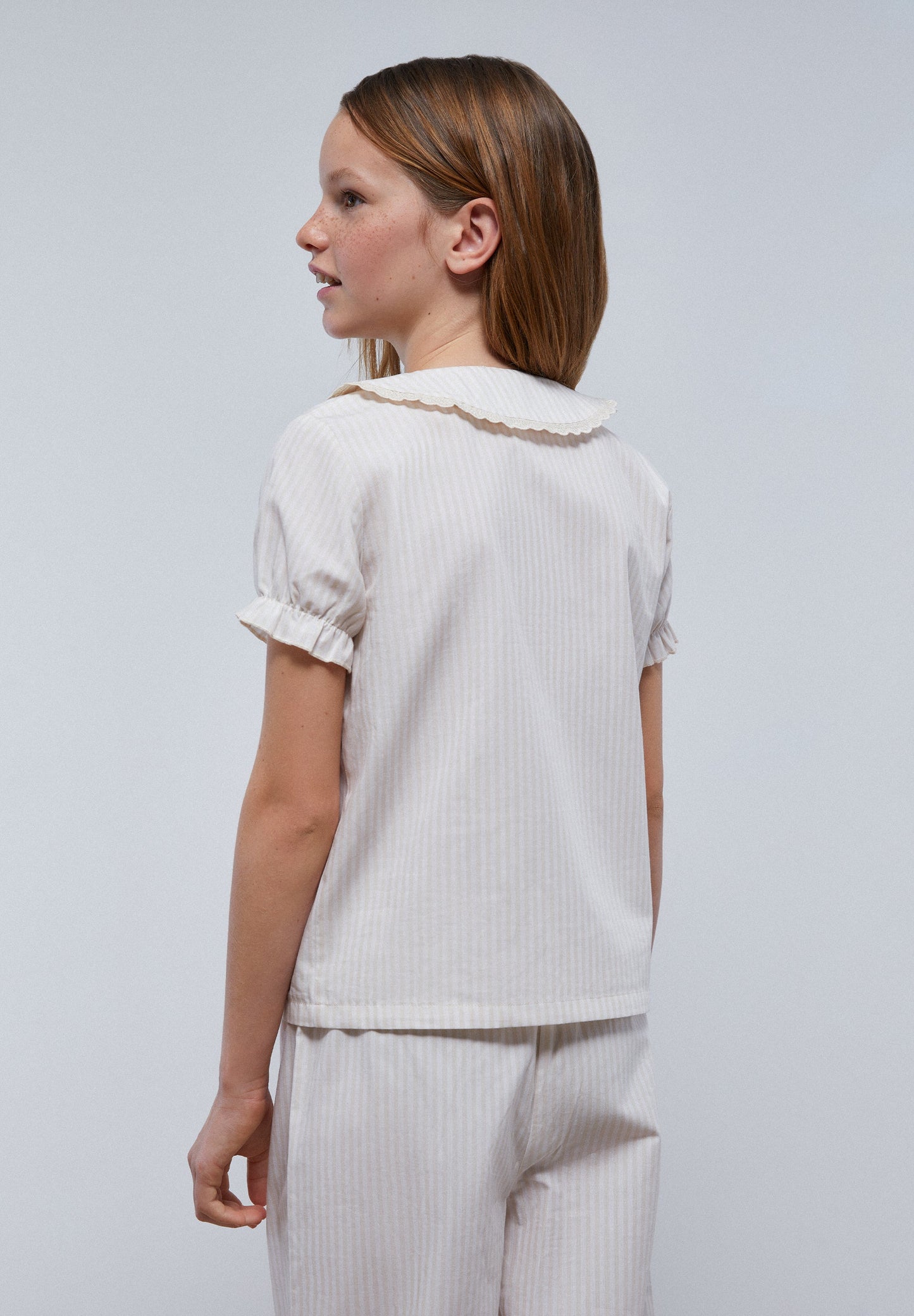 PIJAMA RAYAS CUELLO TIRA BORDADA - Scalpers