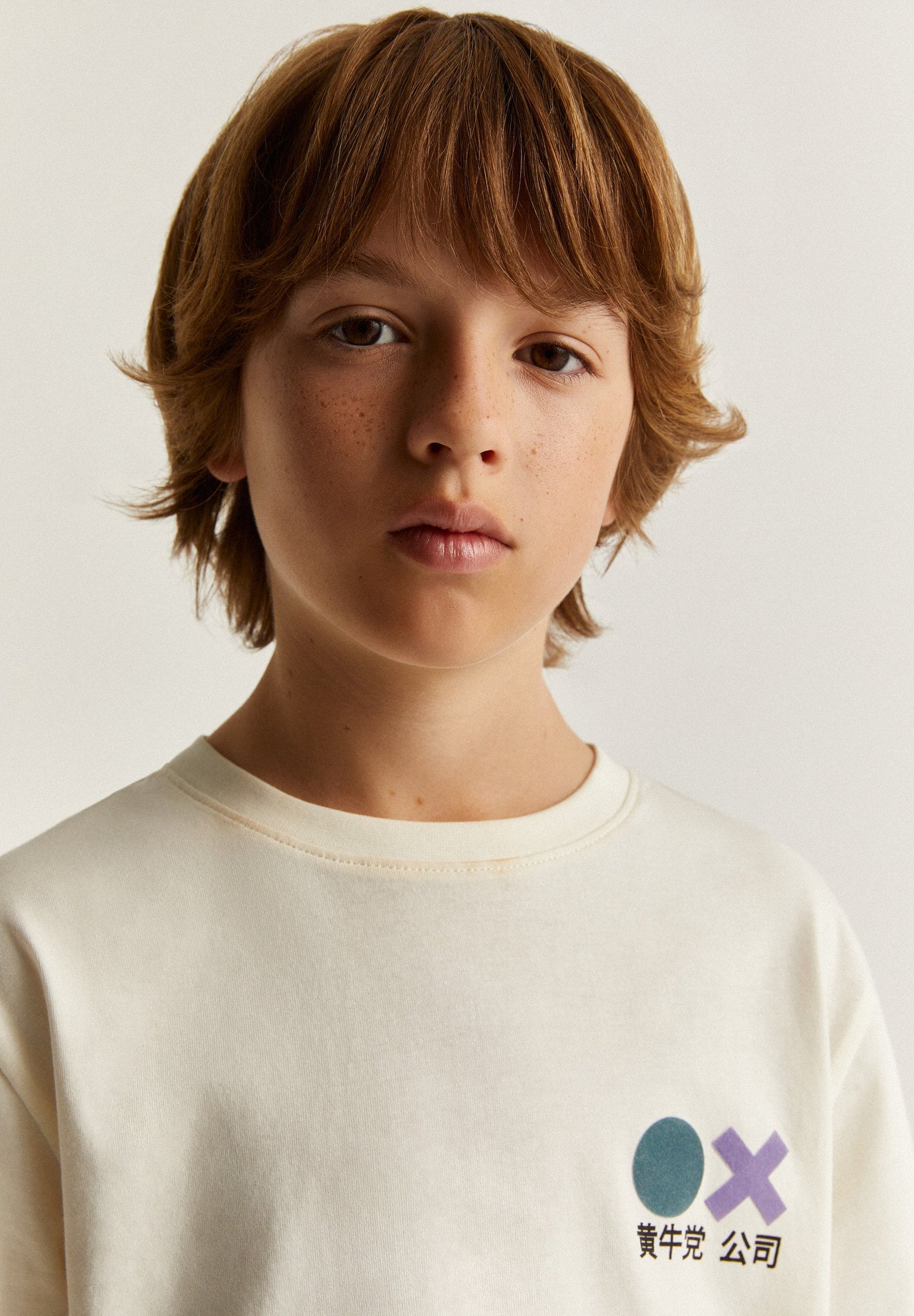 T-SHIRT WITH FLOCKED DETAILS