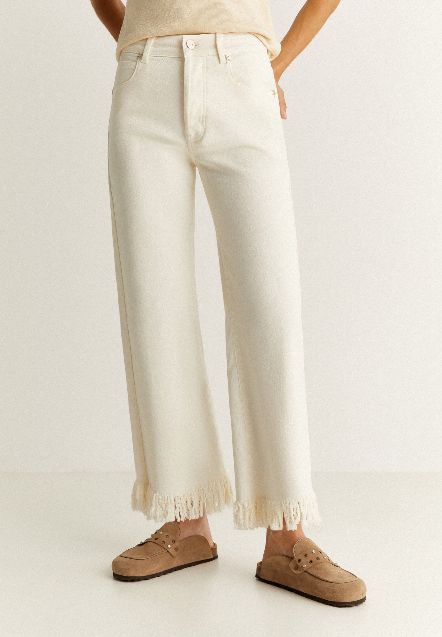 JEANS WITH FRAYED HEM