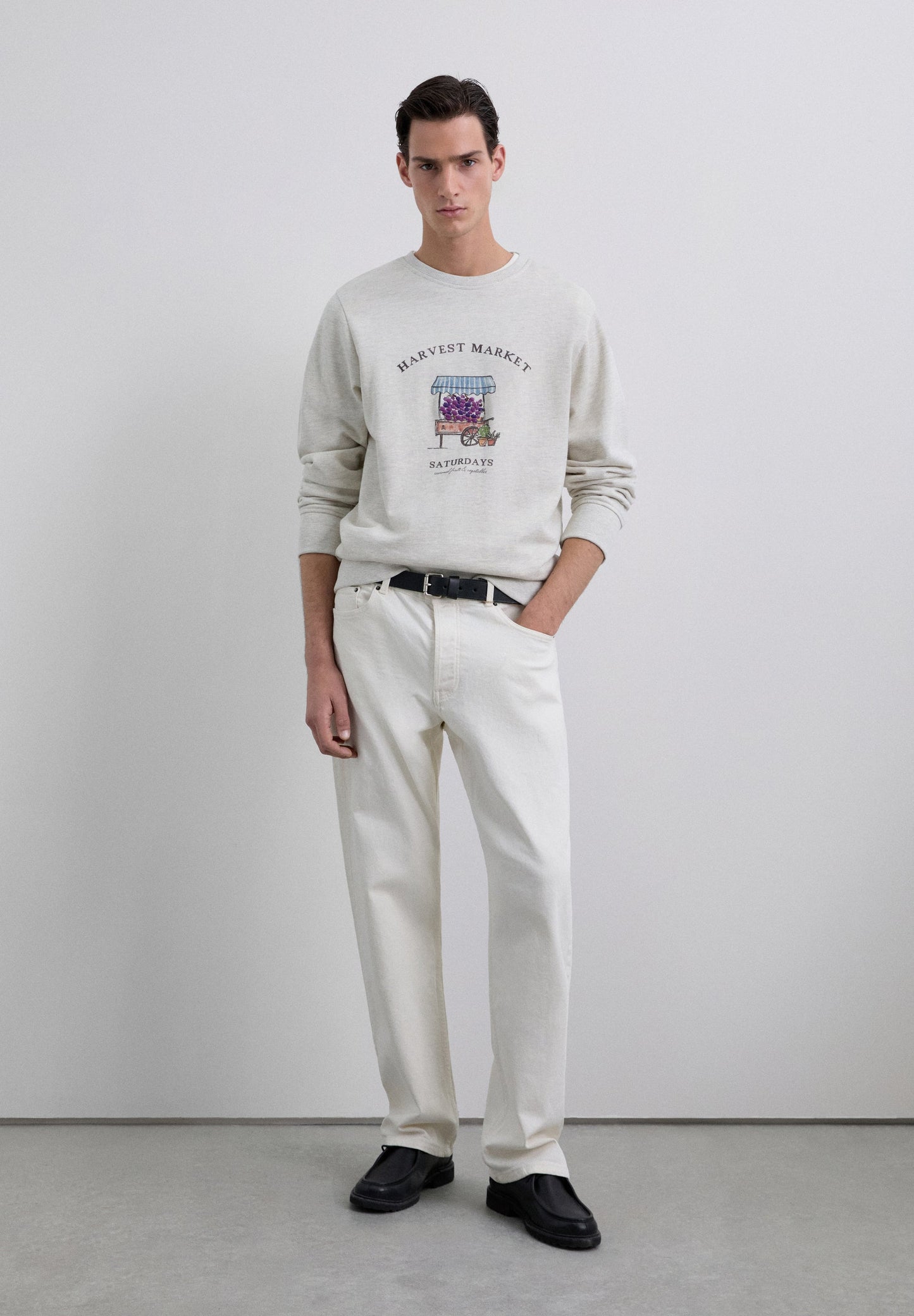 SWEATSHIRT WITH EMBROIDERED MOTIFS