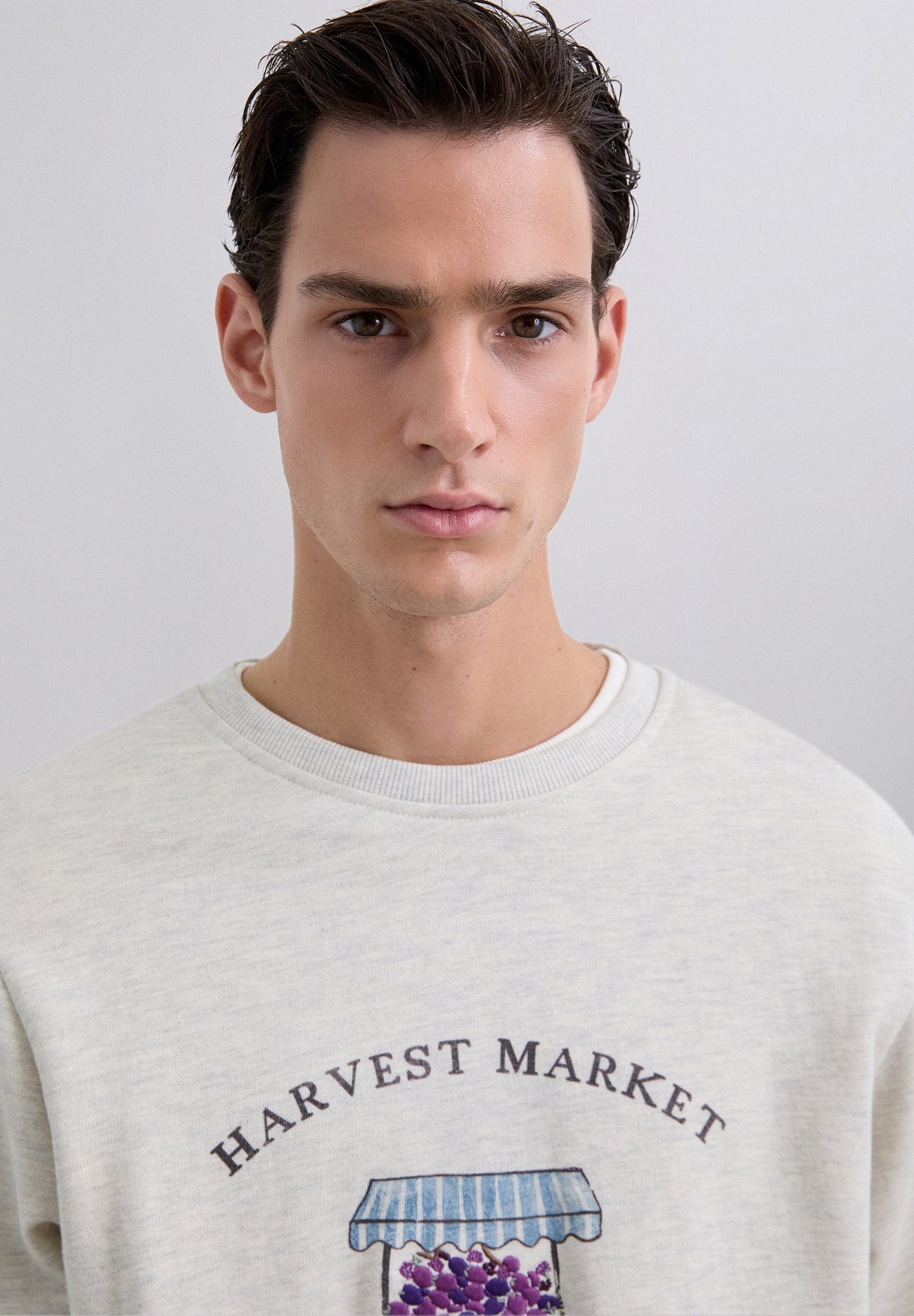 SWEATSHIRT WITH EMBROIDERED MOTIFS