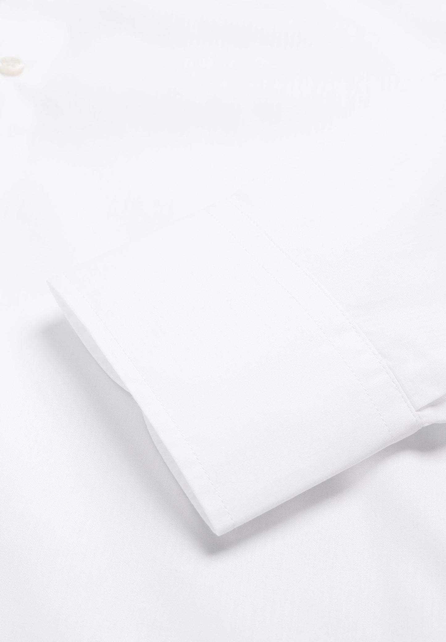 KLASSISCHES ELEGANTES HEMD