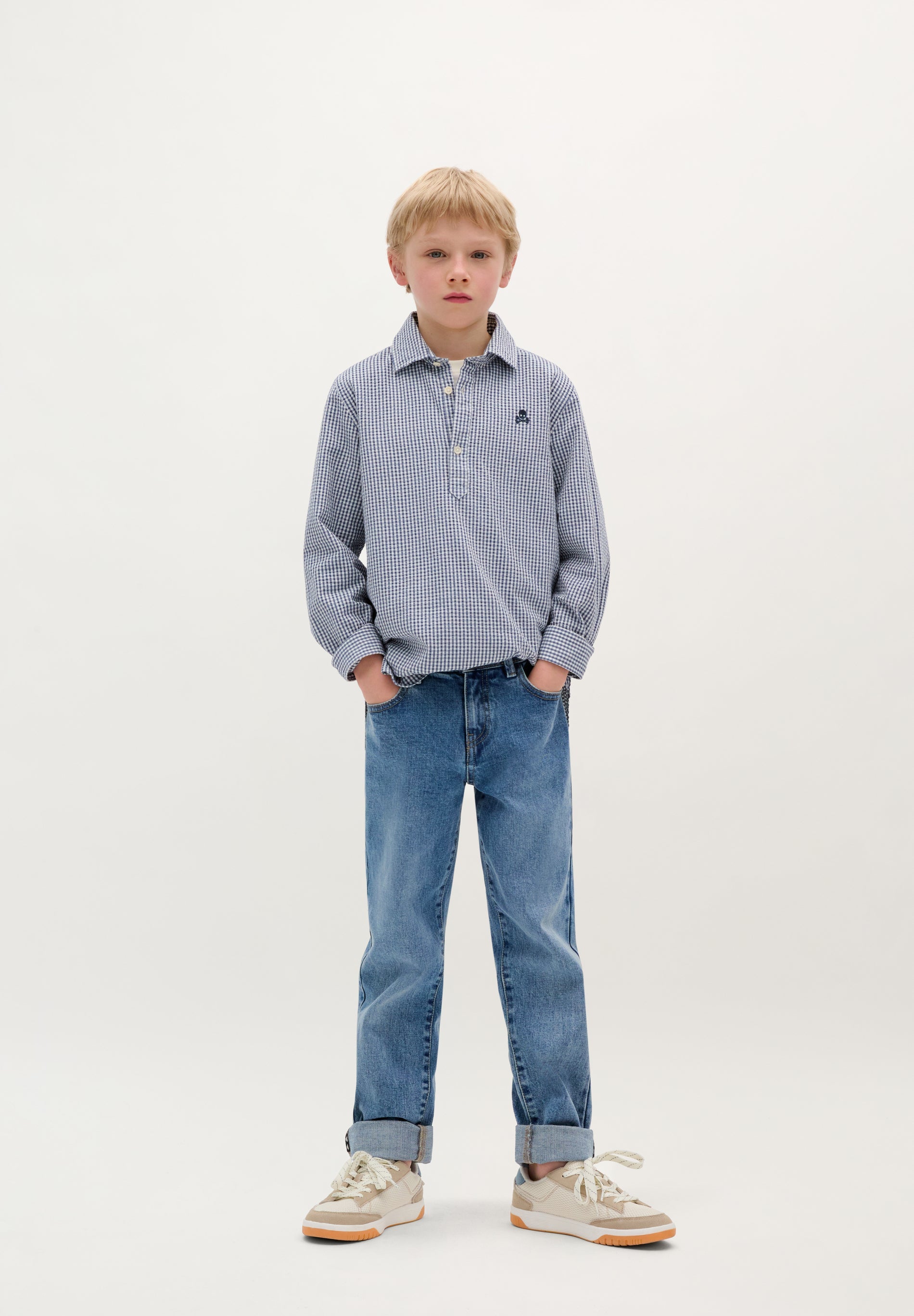 GERADE GESCHNITTENE JEANS