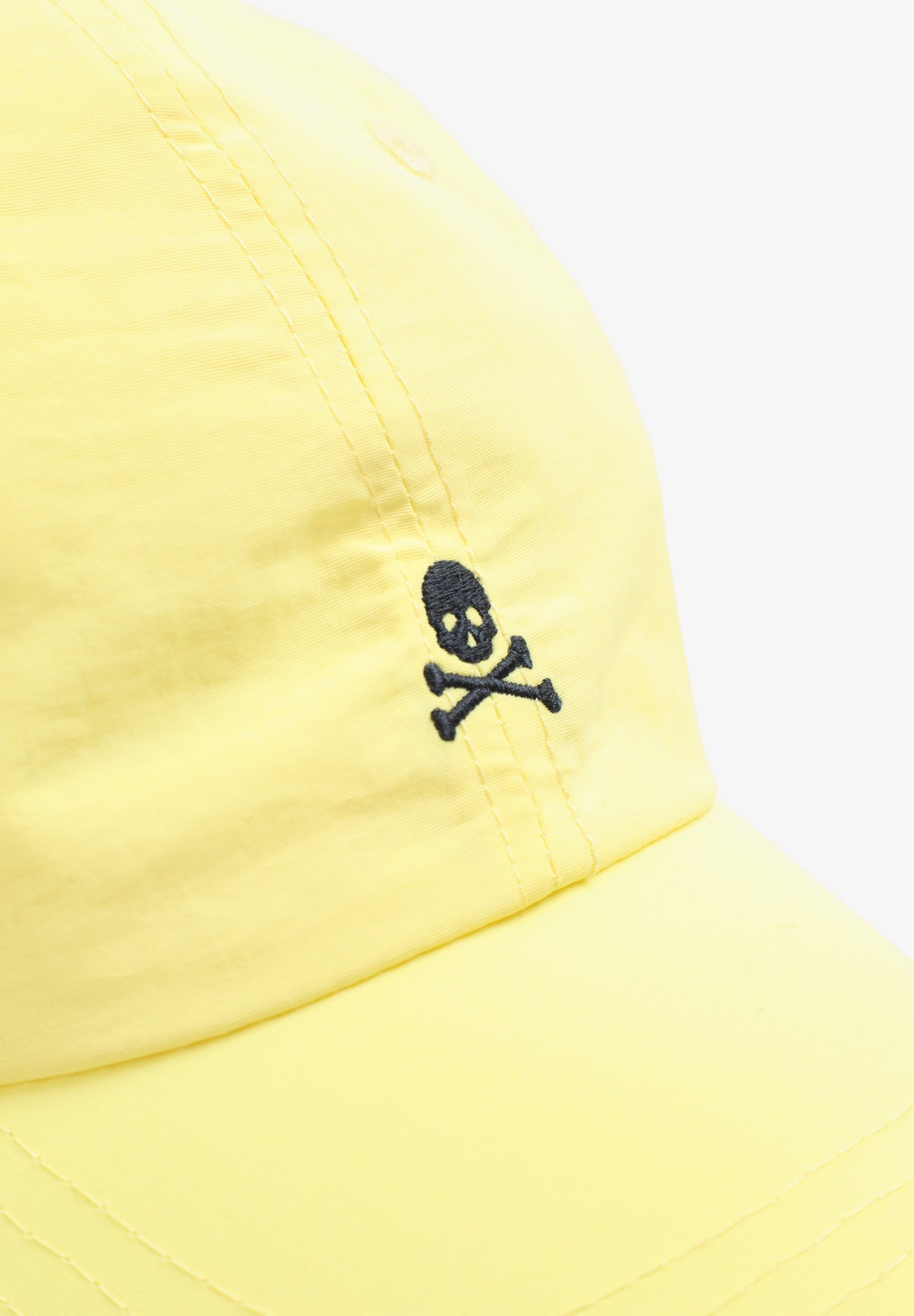 KAPPE MIT FARBLICH ABGESETZTER TOTENKOPF-STICKEREI