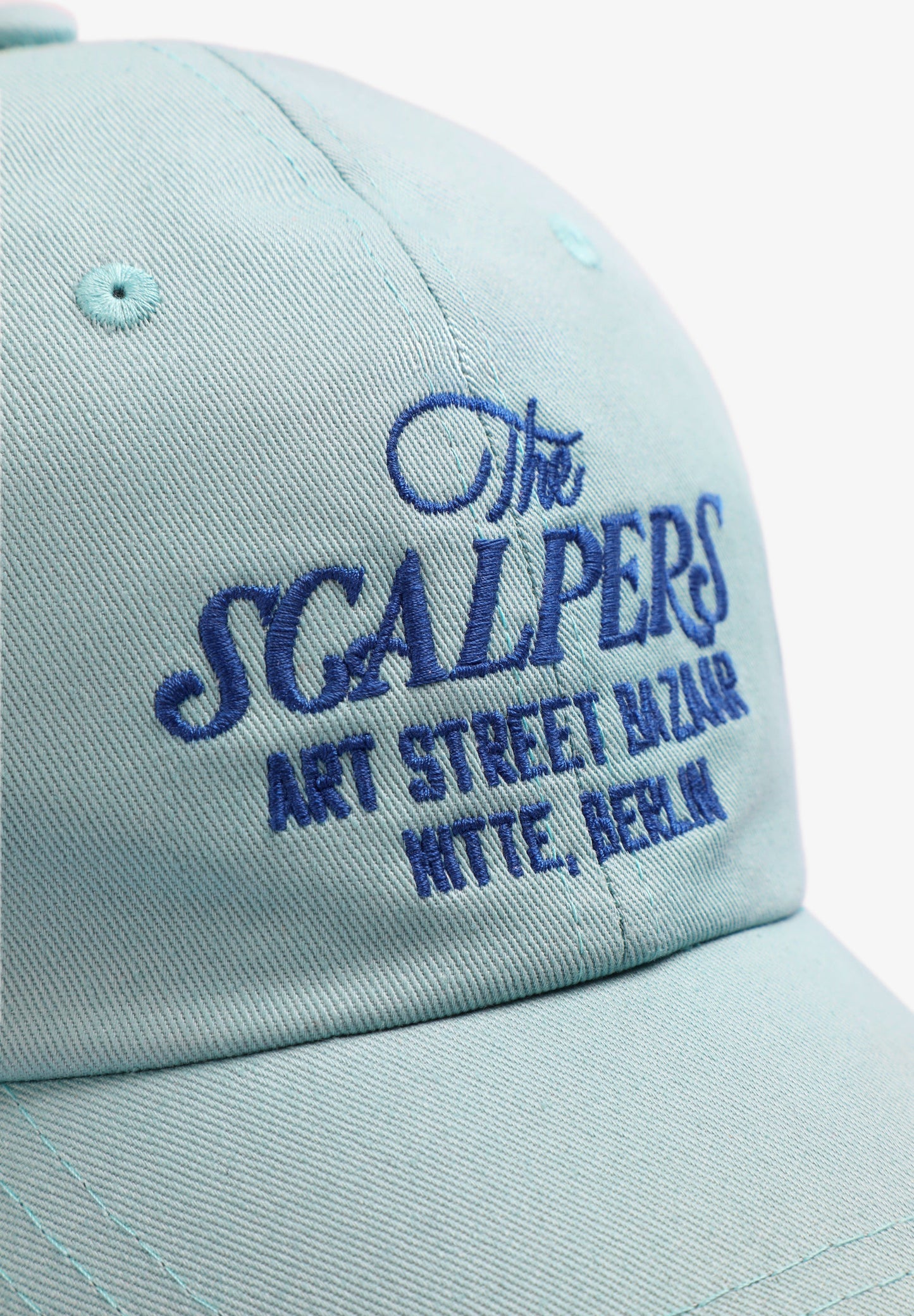 CASQUETTE MOTIF BRODÉ CONTRASTANT