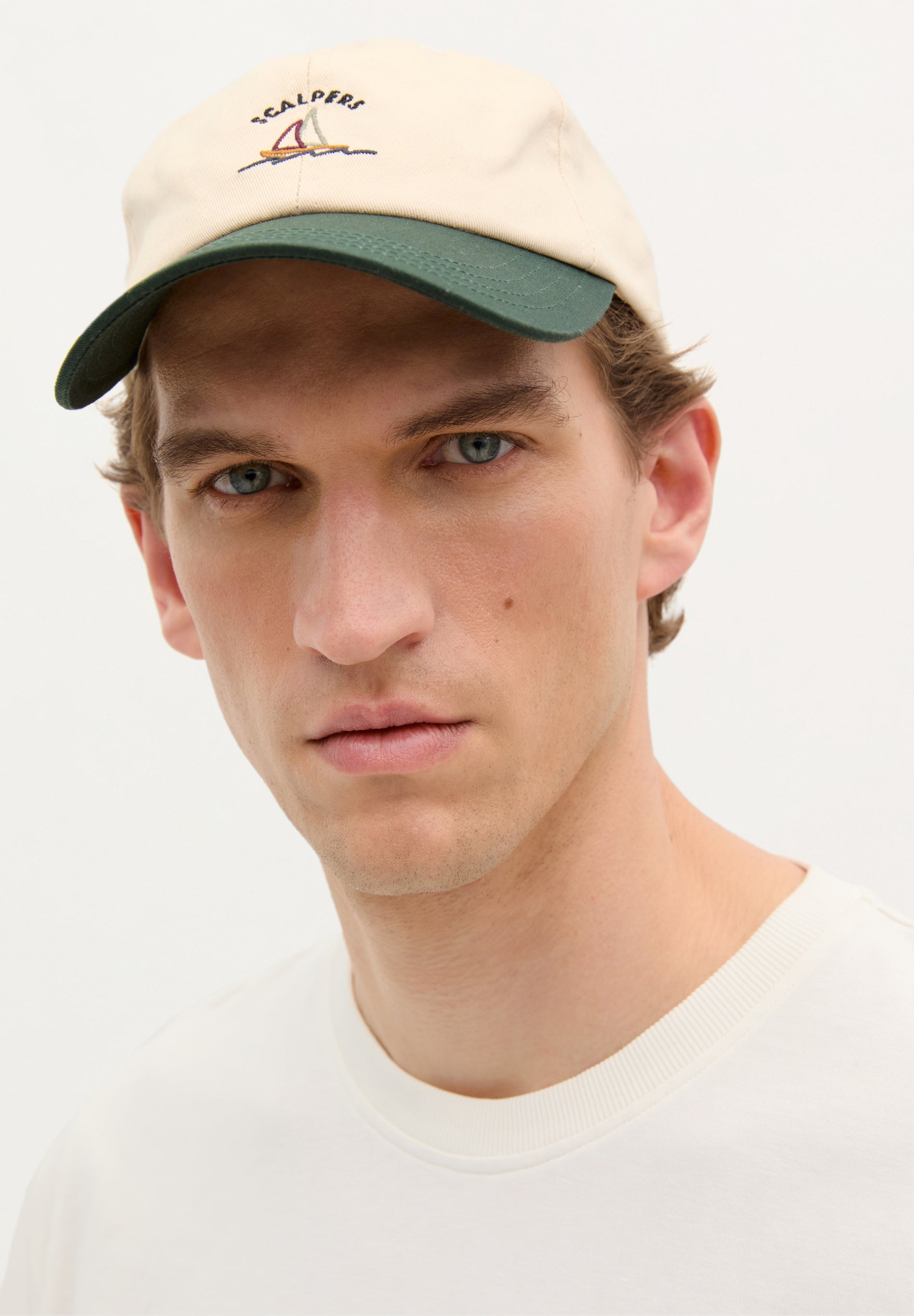 CASQUETTE BRODÉE DÉTAILS CONTRASTANTS