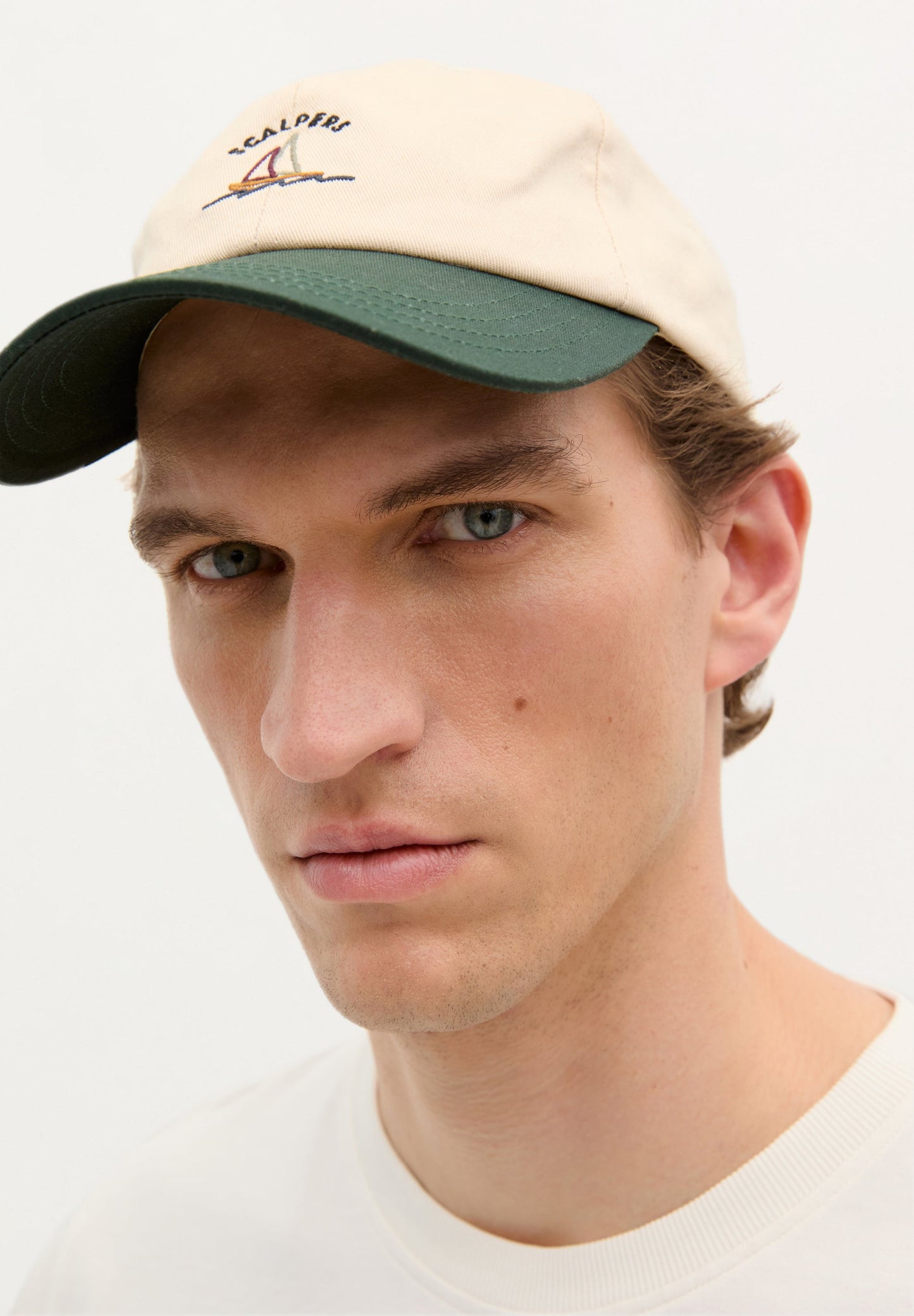 CASQUETTE BRODÉE DÉTAILS CONTRASTANTS