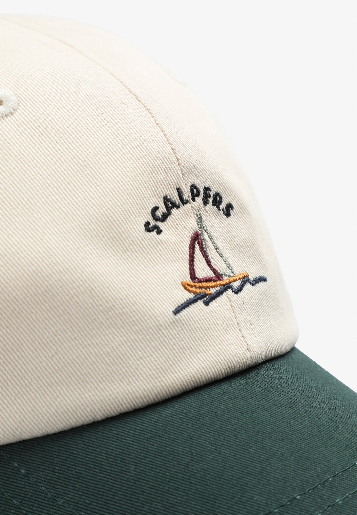CASQUETTE BRODÉE DÉTAILS CONTRASTANTS
