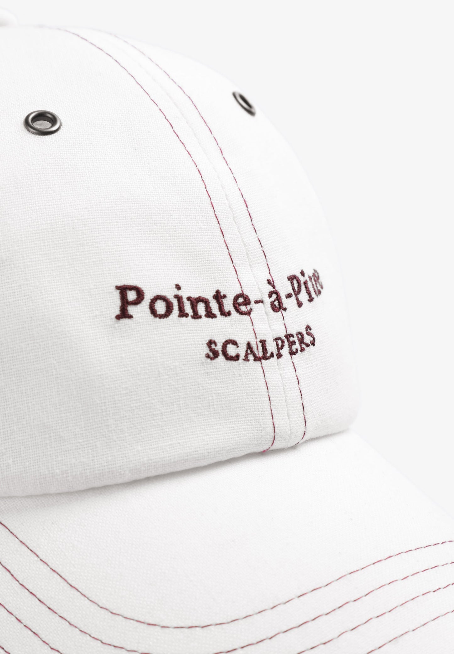CASQUETTE MOTIF BRODÉ CONTRASTANT