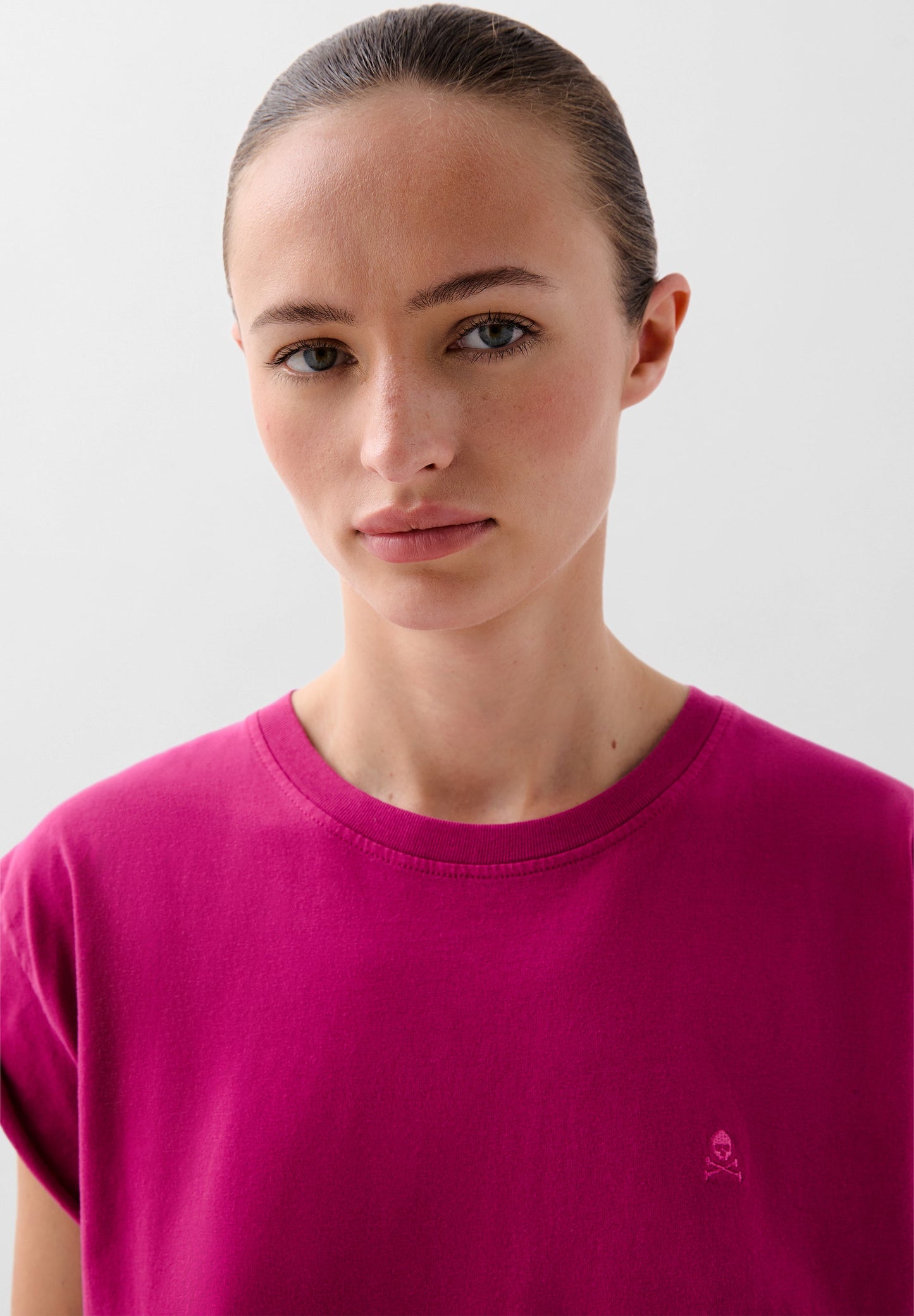 T-SHIRT WITH MATCHING EMBROIDERED SKULL