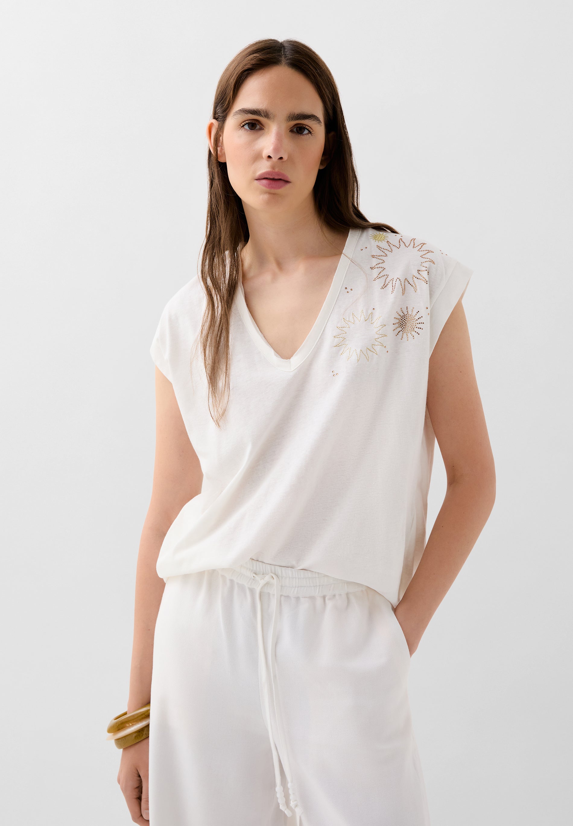 T-SHIRT DÉTAILS STRASS SOLEILS