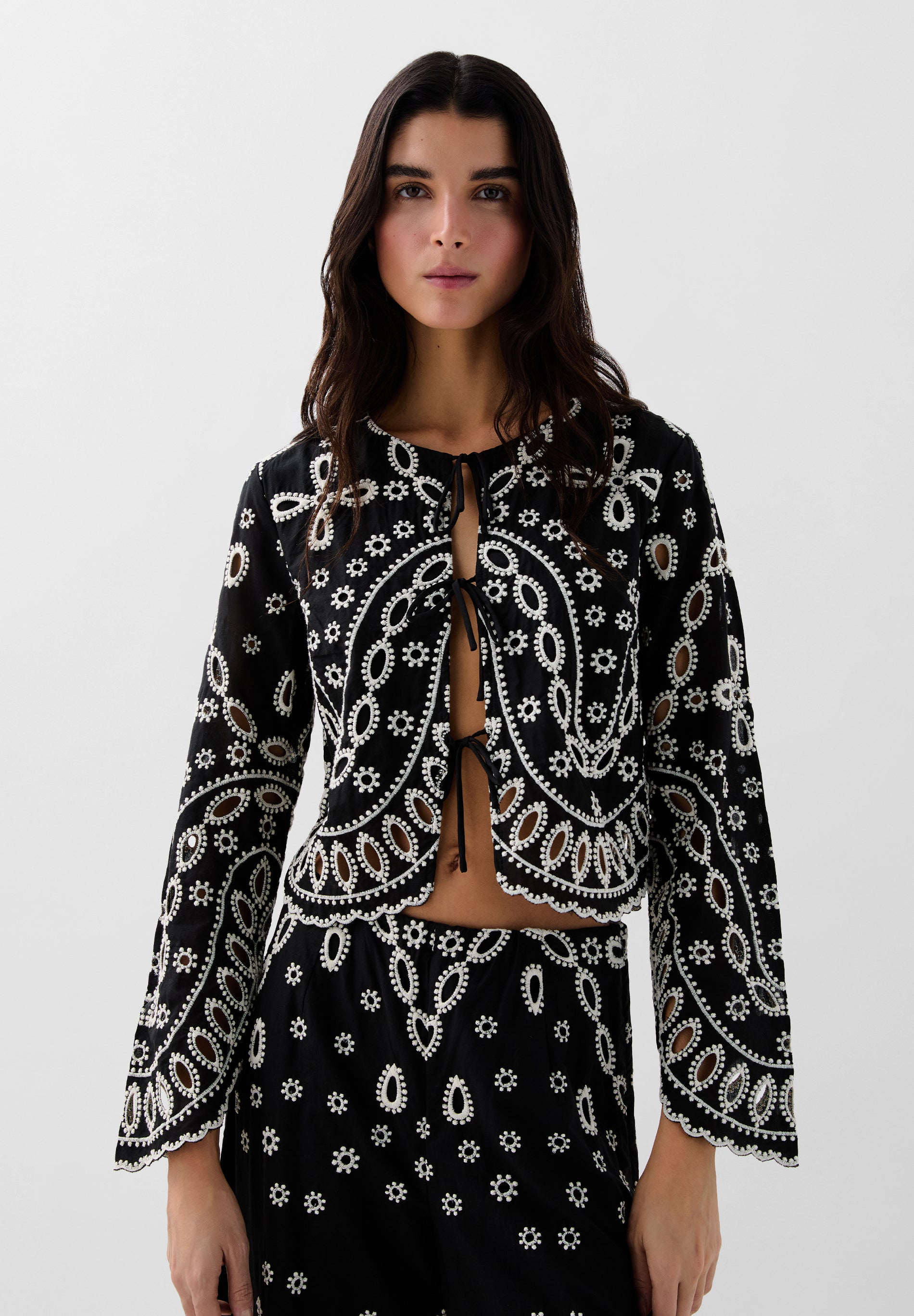 CHEMISE BRODERIES CONTRASTANTES