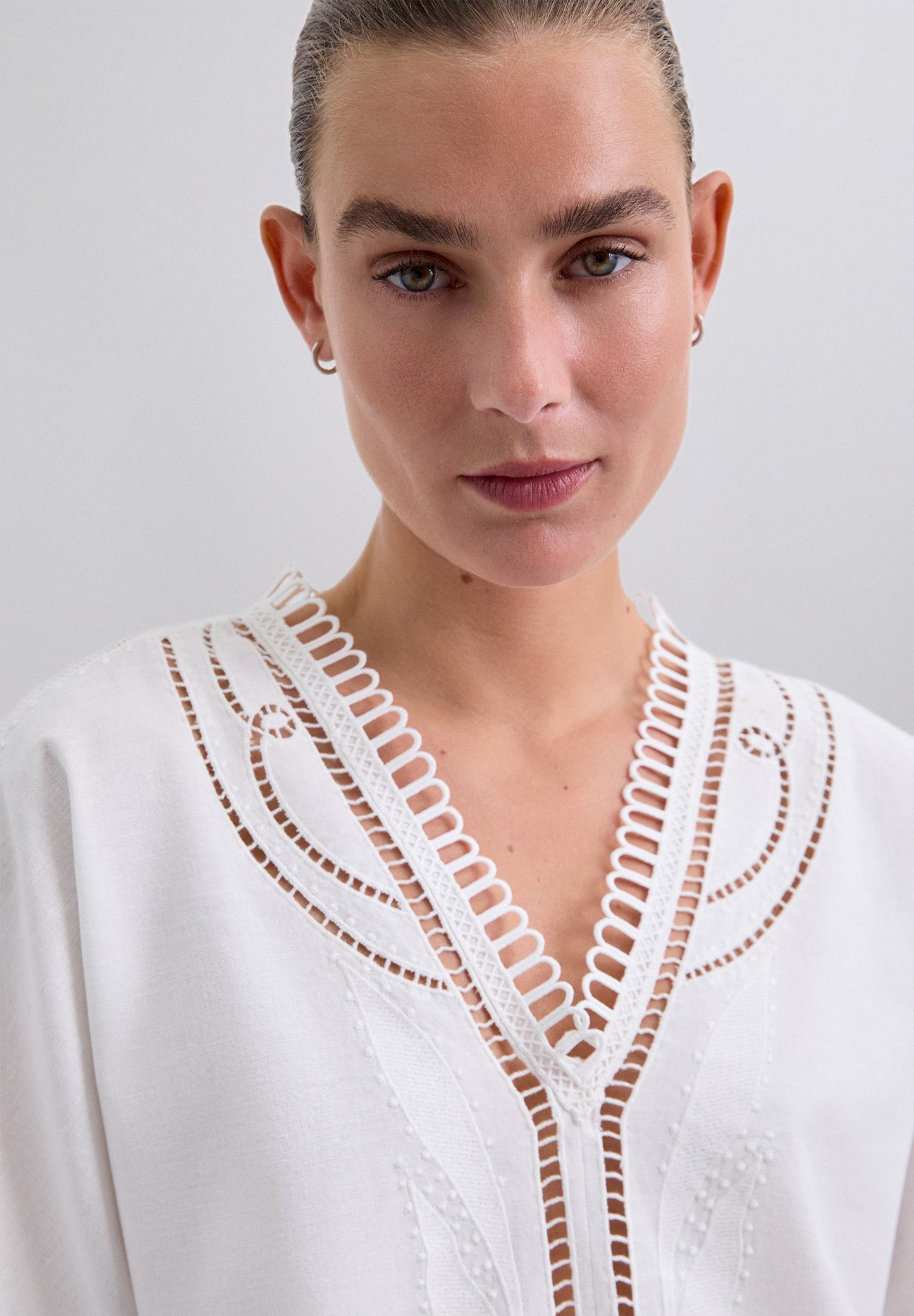 BLUSE MIT SPITZENDETAILS