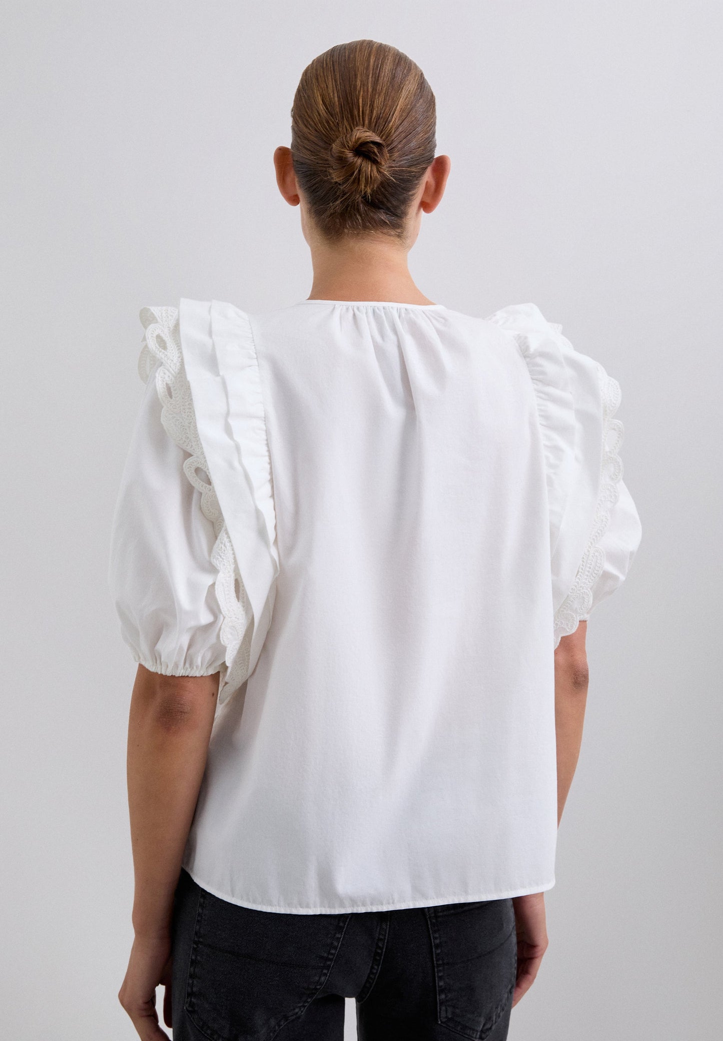 TOP MIT STICKEREI AN DEN ÄRMELN