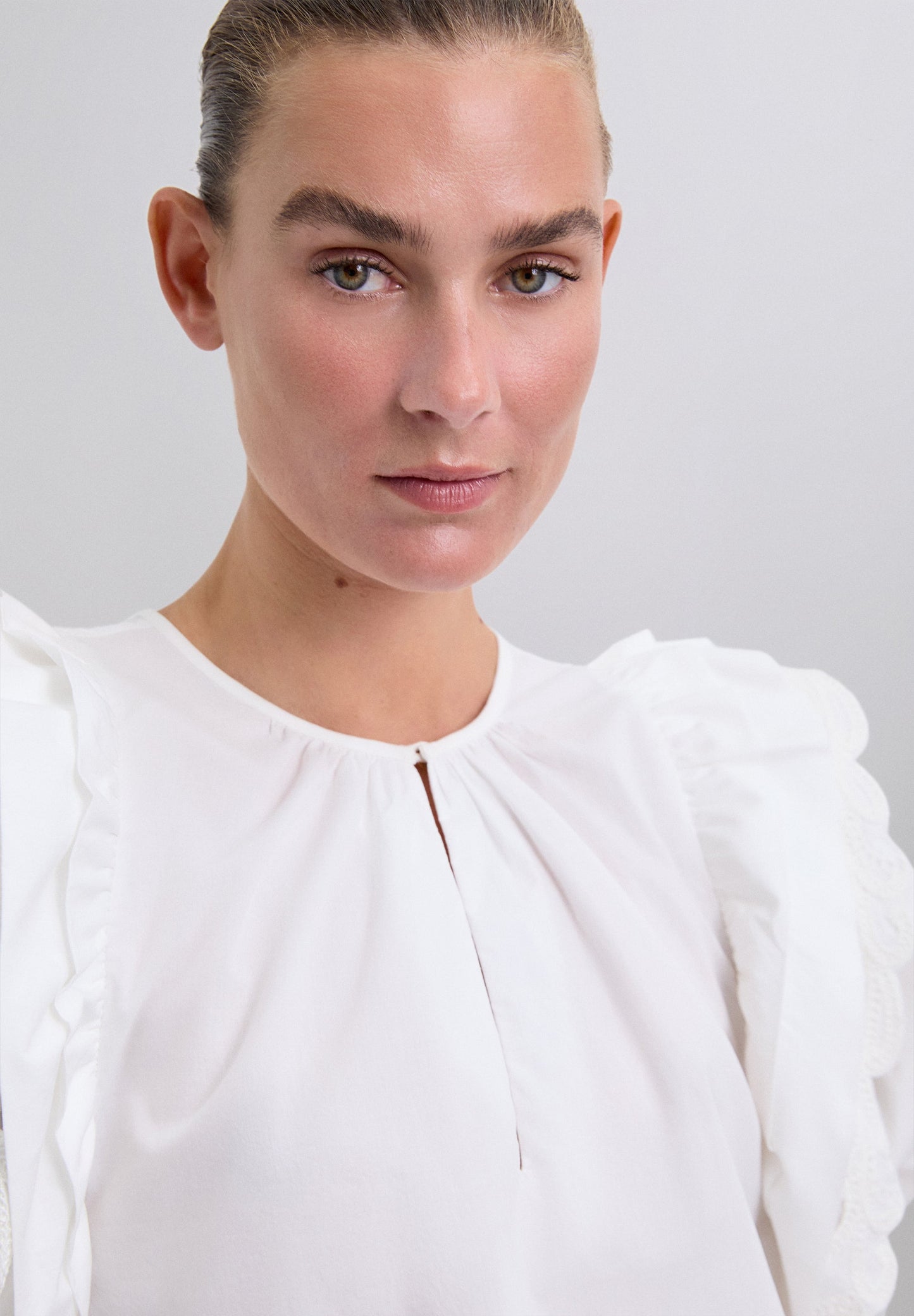 TOP MANCHES BRODÉES