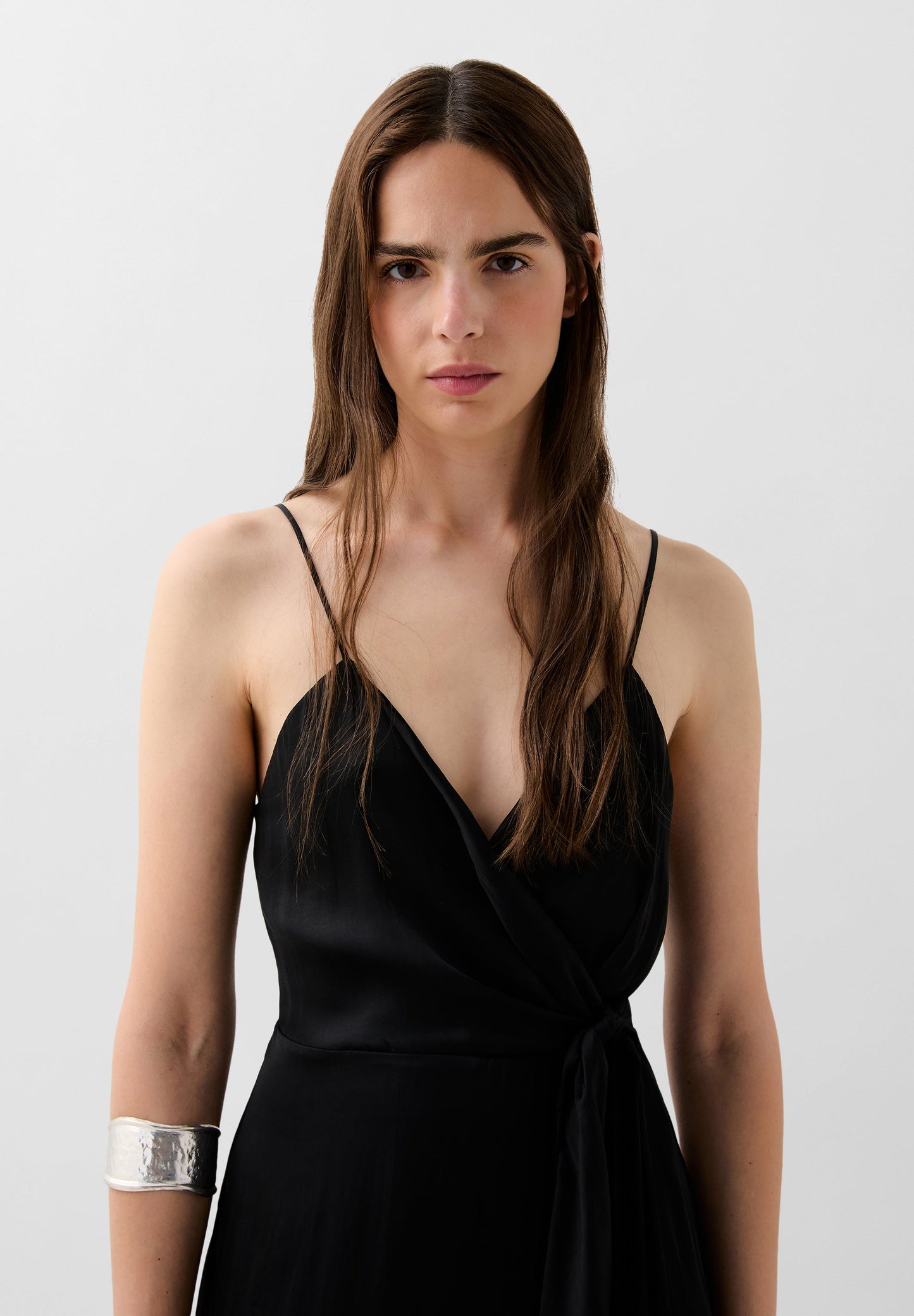 ROBE DÉCOLLETÉ ASYMÉTRIQUE