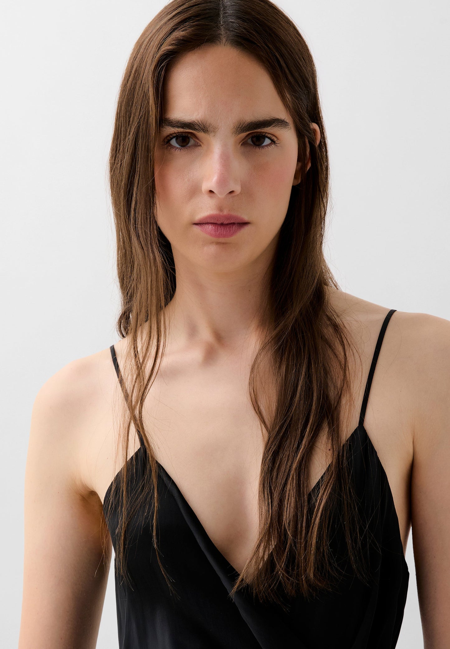 ROBE DÉCOLLETÉ ASYMÉTRIQUE
