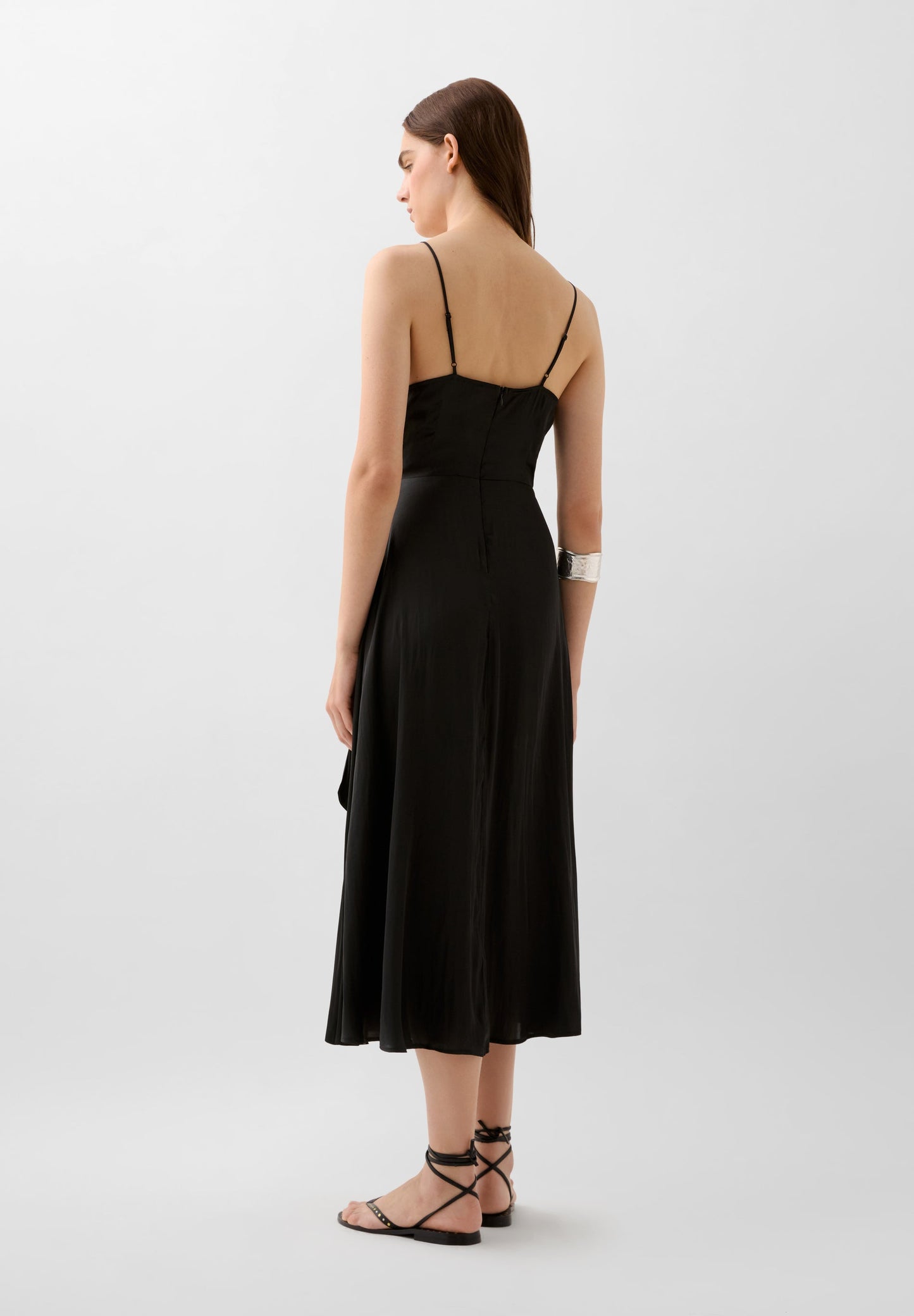 ROBE DÉCOLLETÉ ASYMÉTRIQUE