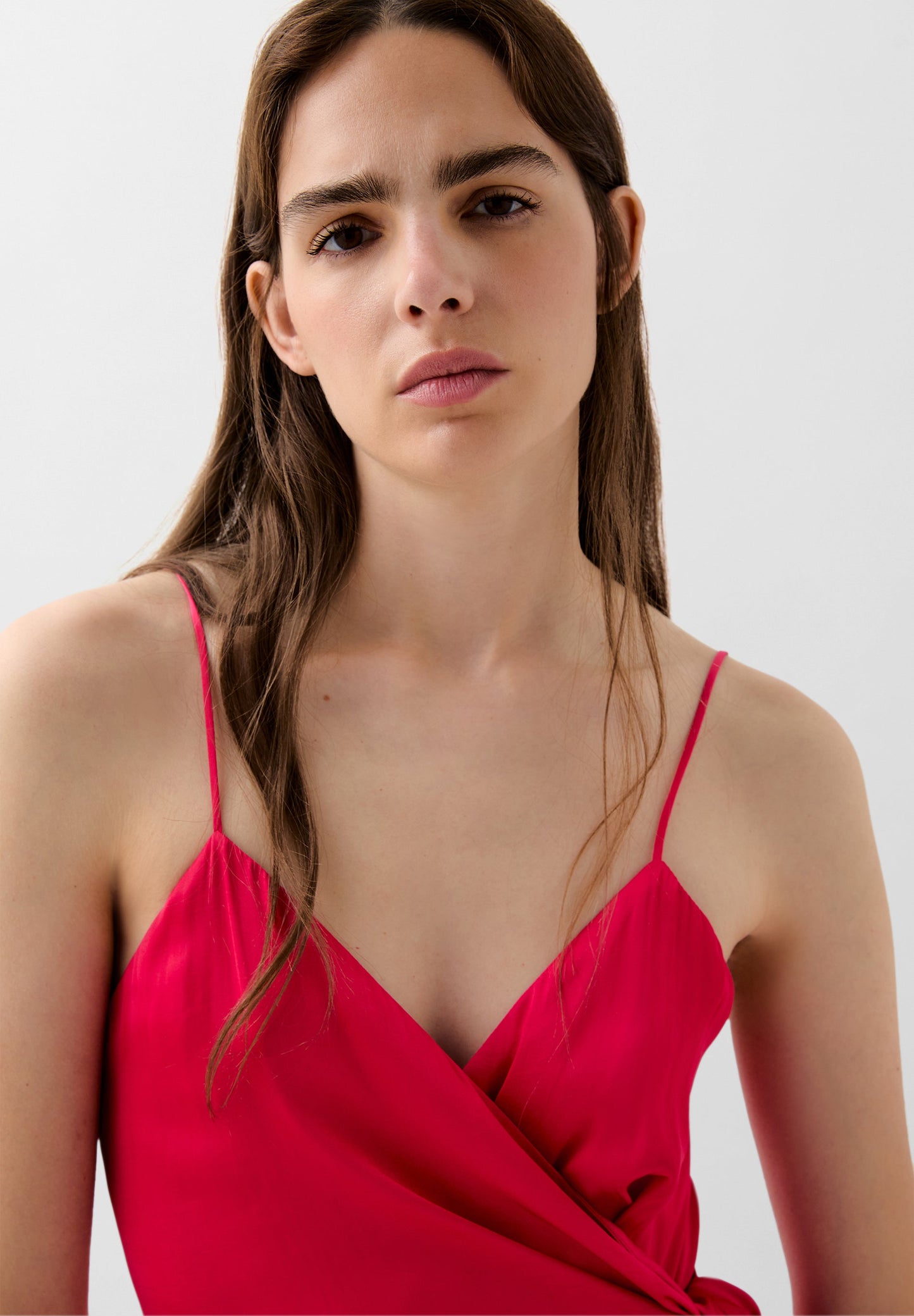 ROBE DÉCOLLETÉ ASYMÉTRIQUE