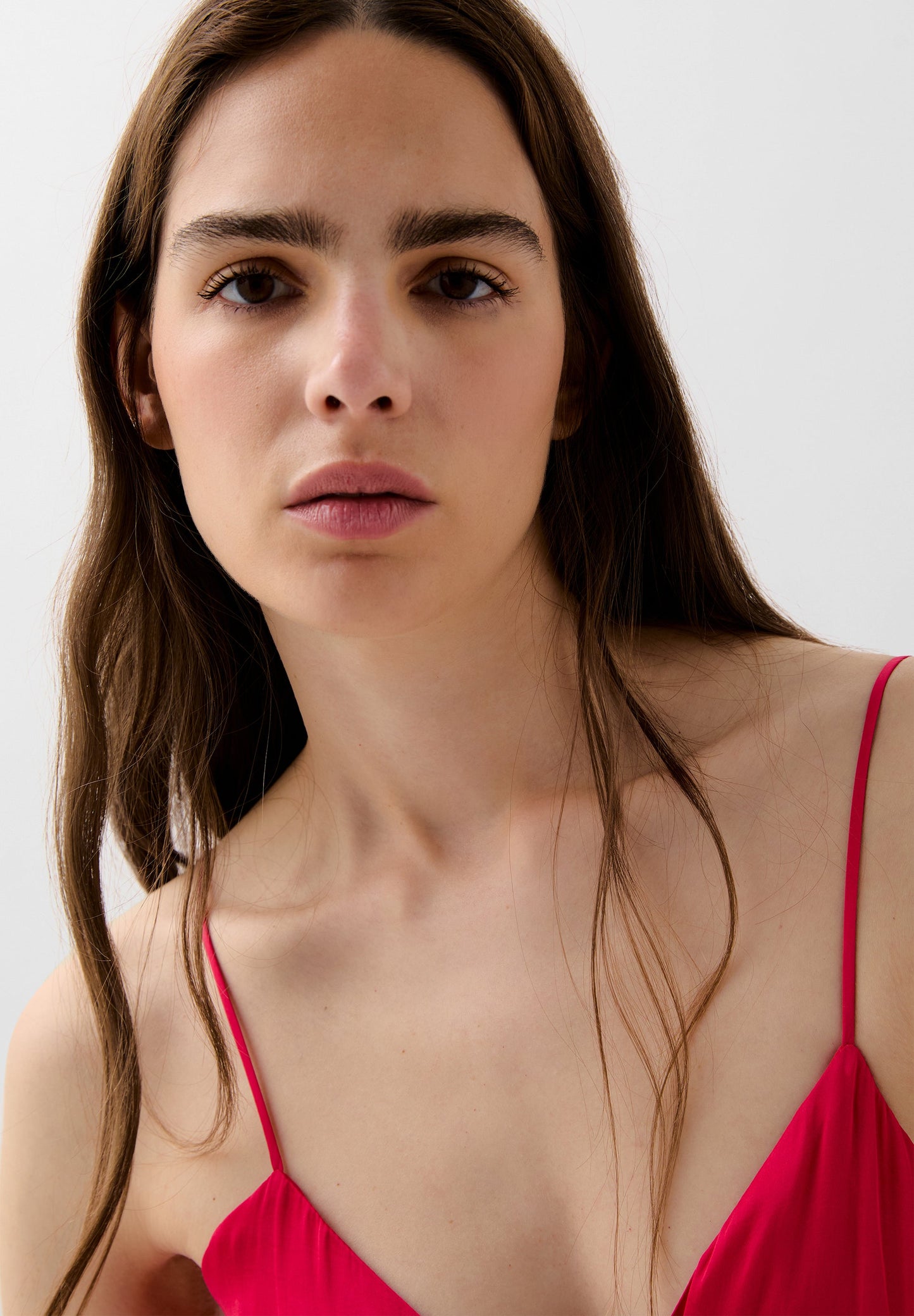 ROBE DÉCOLLETÉ ASYMÉTRIQUE