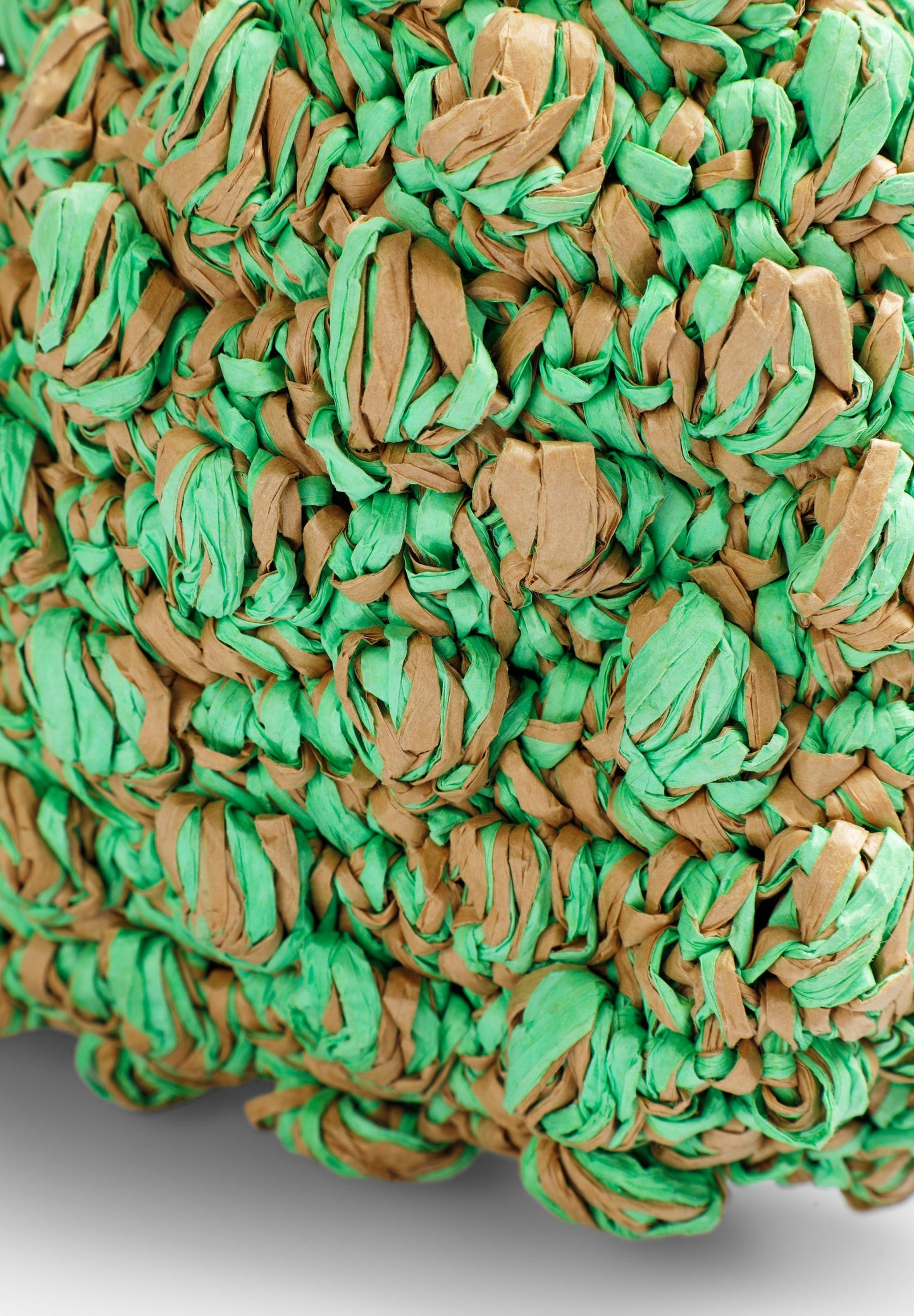 RAFFIA BAG WITH NEON DETAILS