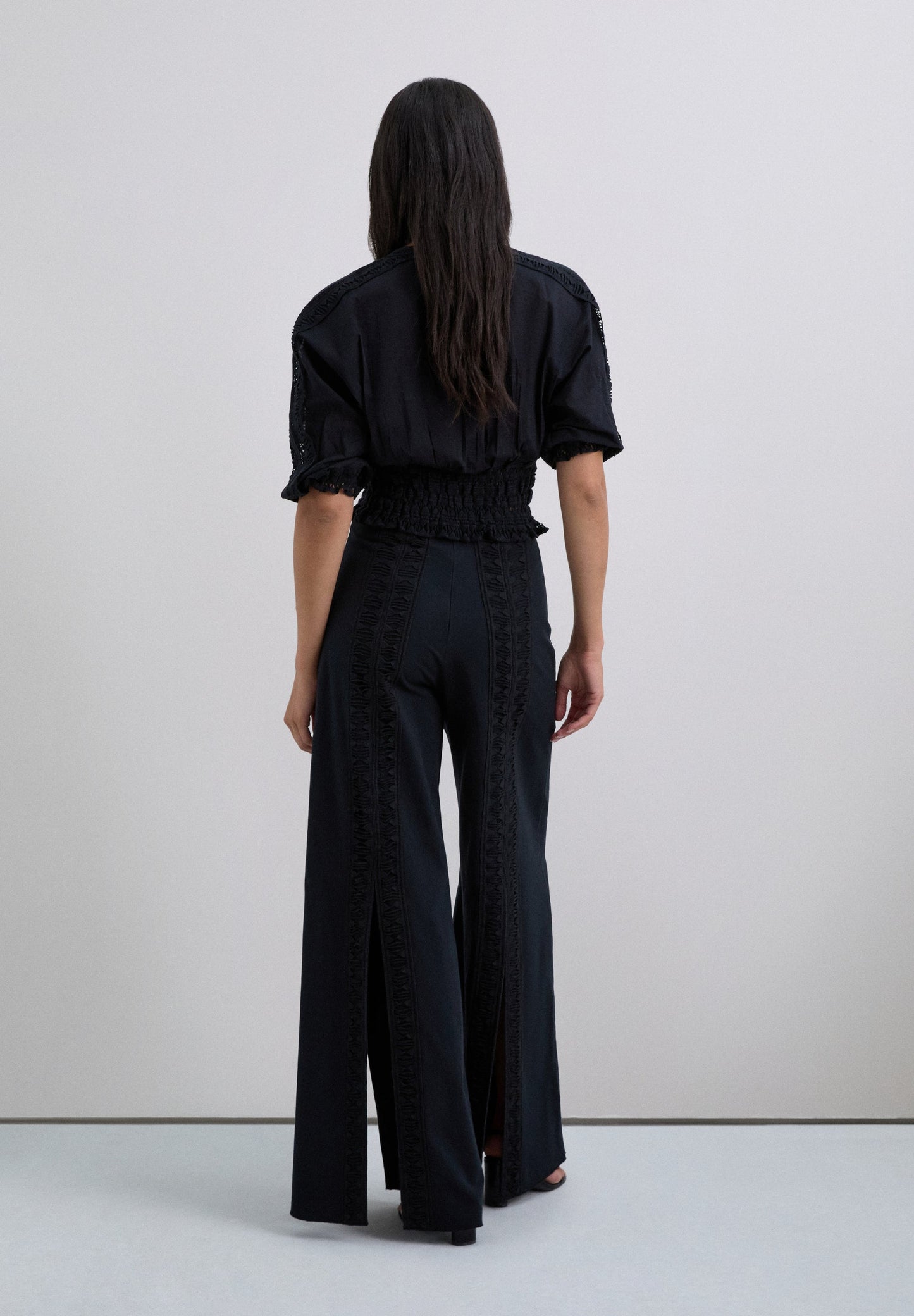 HOSE MIT SCHLITZEN UND STICKEREIEN