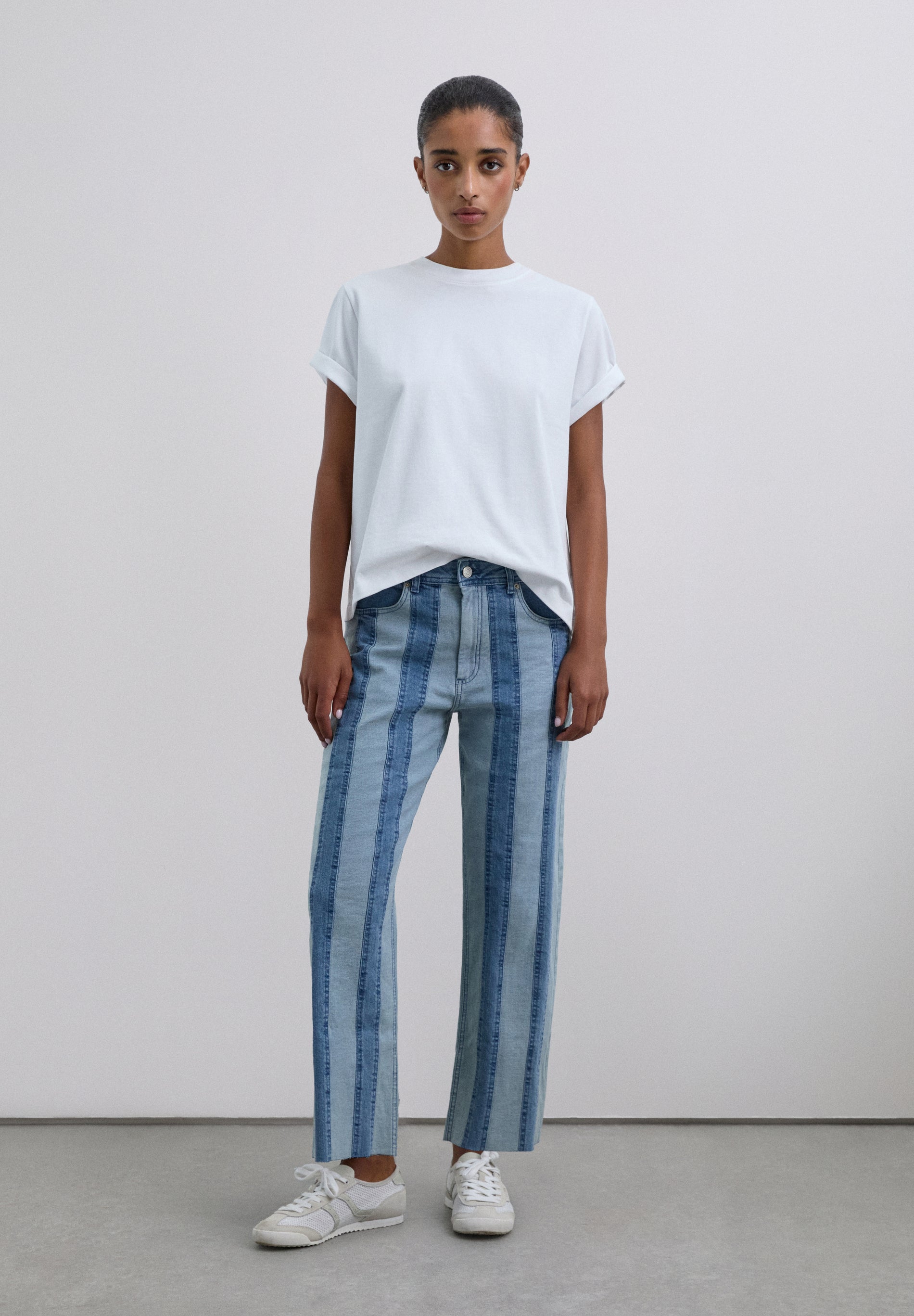 KONTRASTGESTREIFTE JEANSHOSE