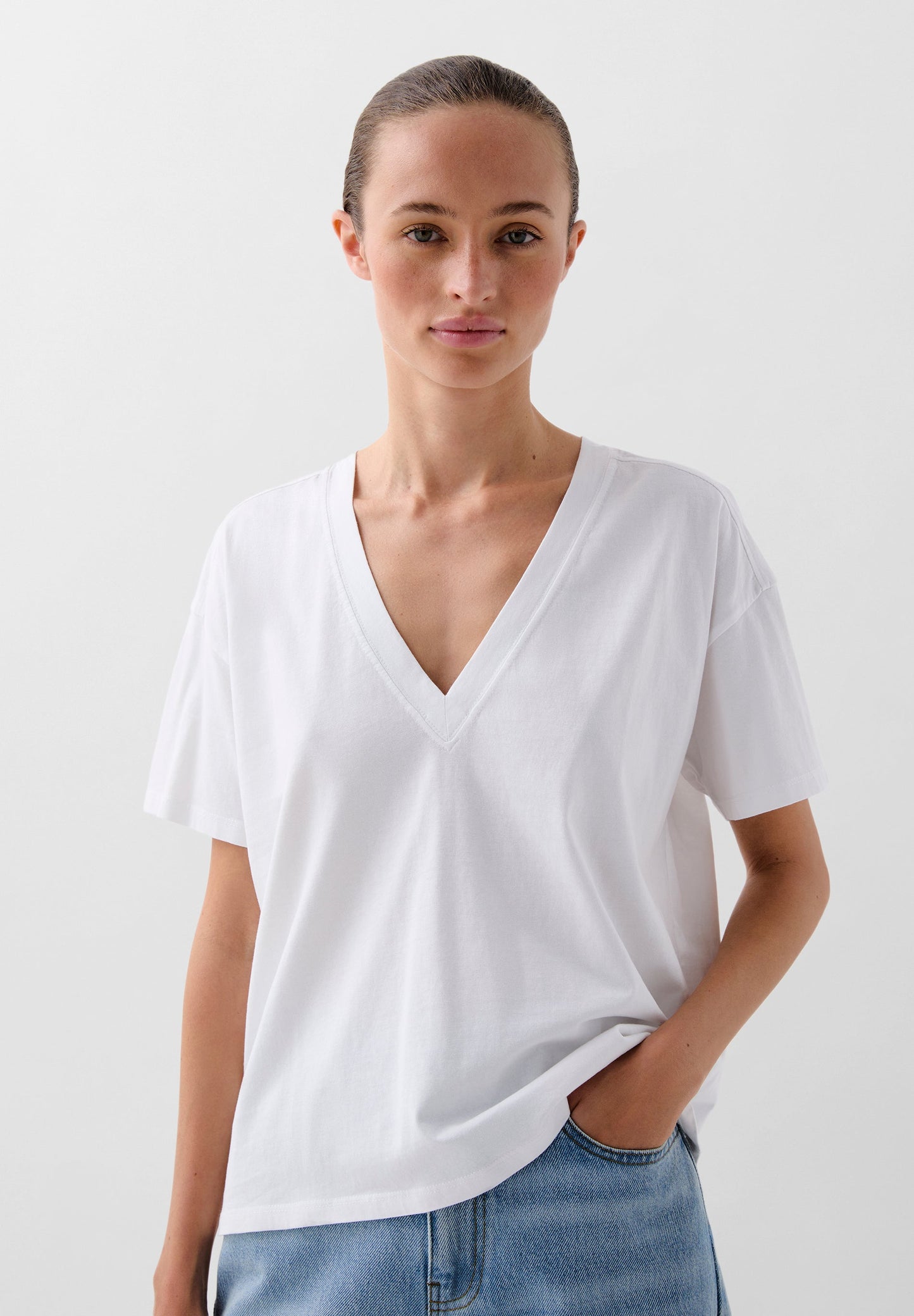 BASIC V-NECK T-SHIRT