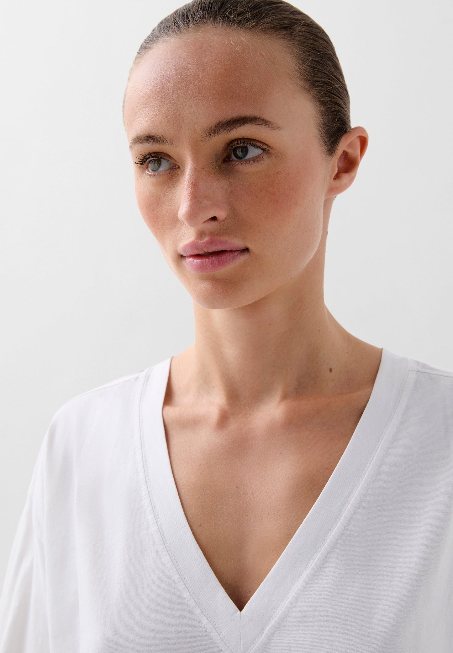 BASIC V-NECK T-SHIRT