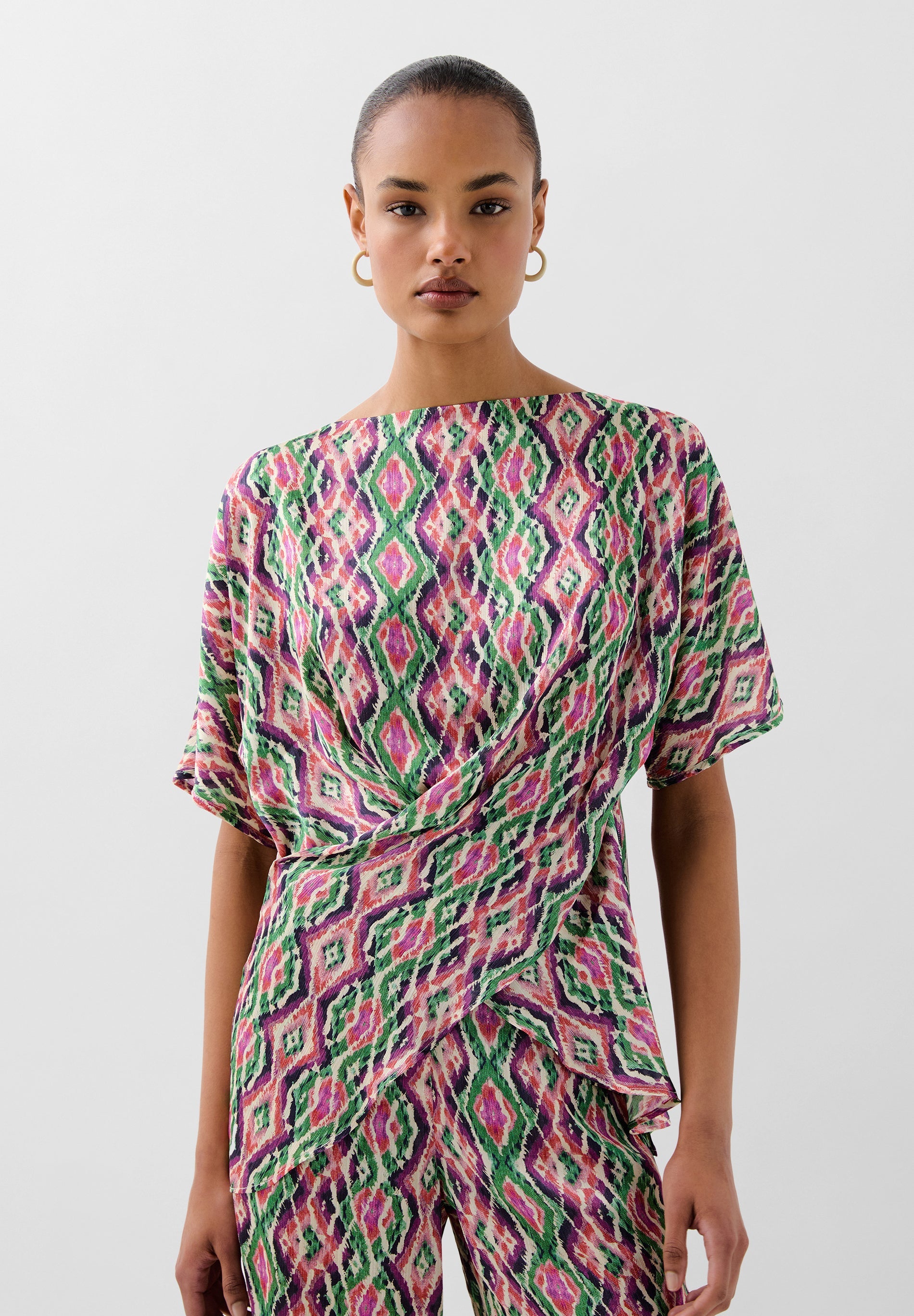 FLOWING CROSSOVER PRINTED T-SHIRT