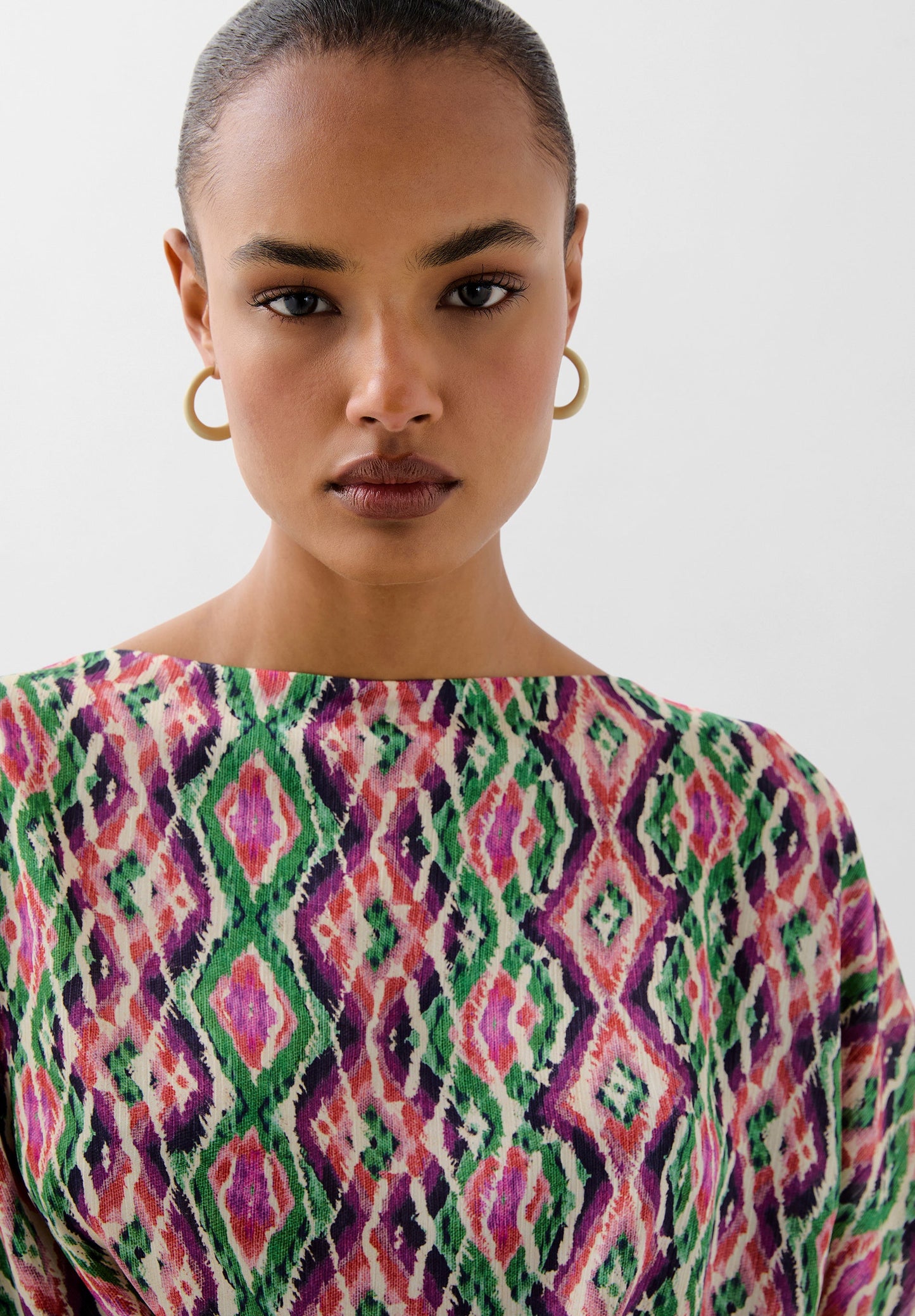 FLOWING CROSSOVER PRINTED T-SHIRT