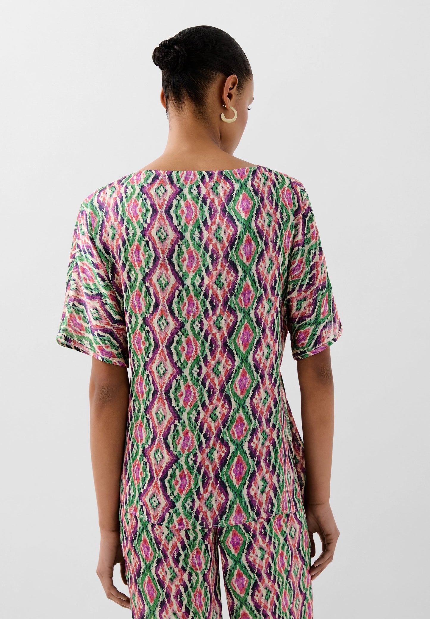 FLOWING CROSSOVER PRINTED T-SHIRT