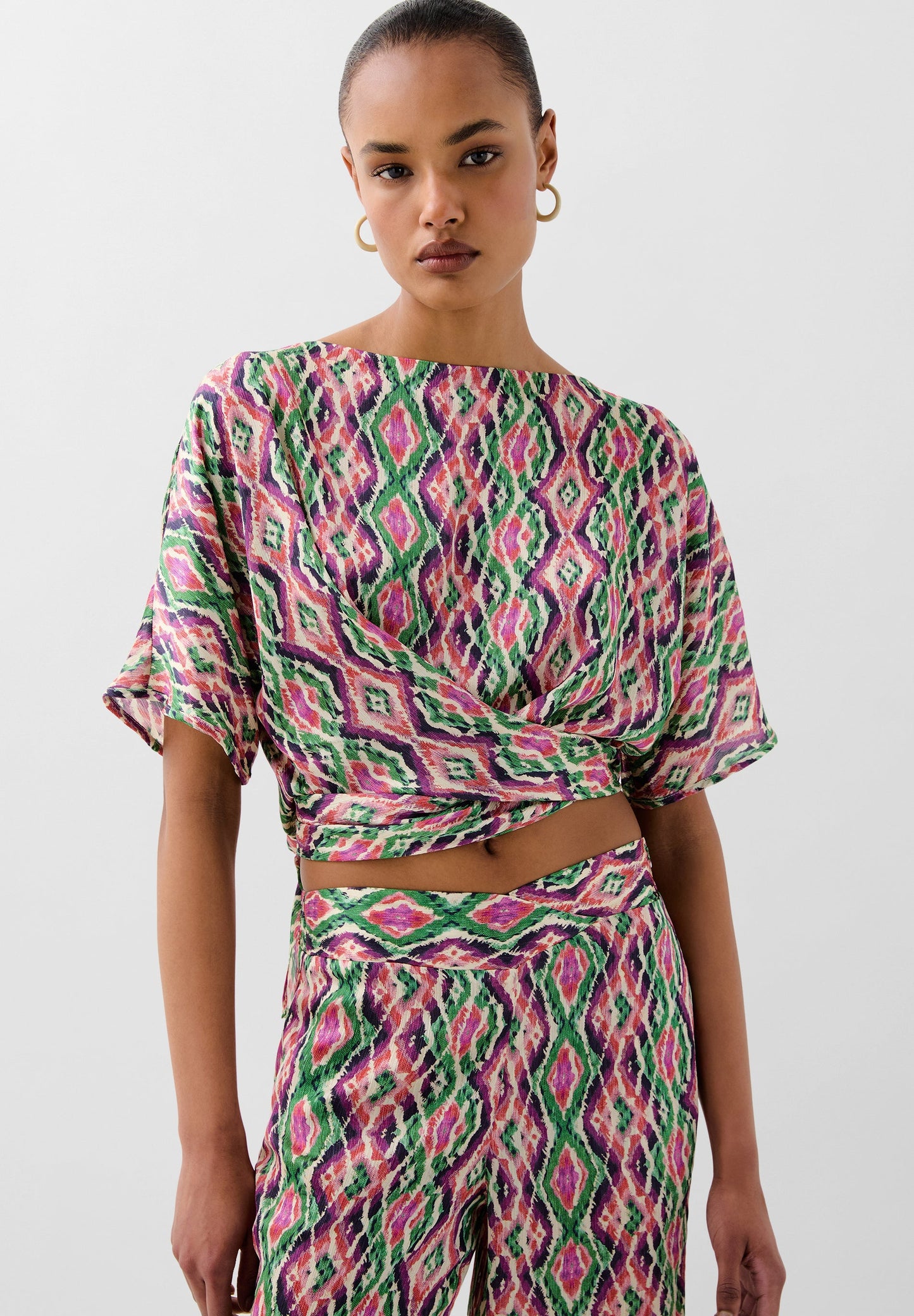FLOWING CROSSOVER PRINTED T-SHIRT