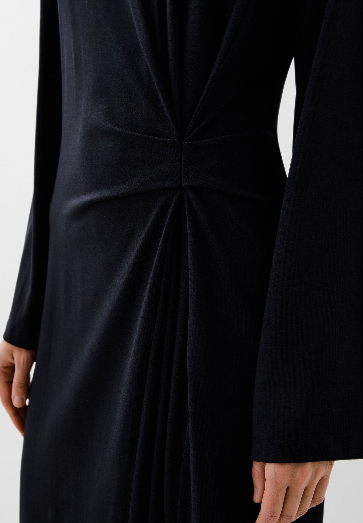 ROBE FLUIDE DÉTAIL NŒUD