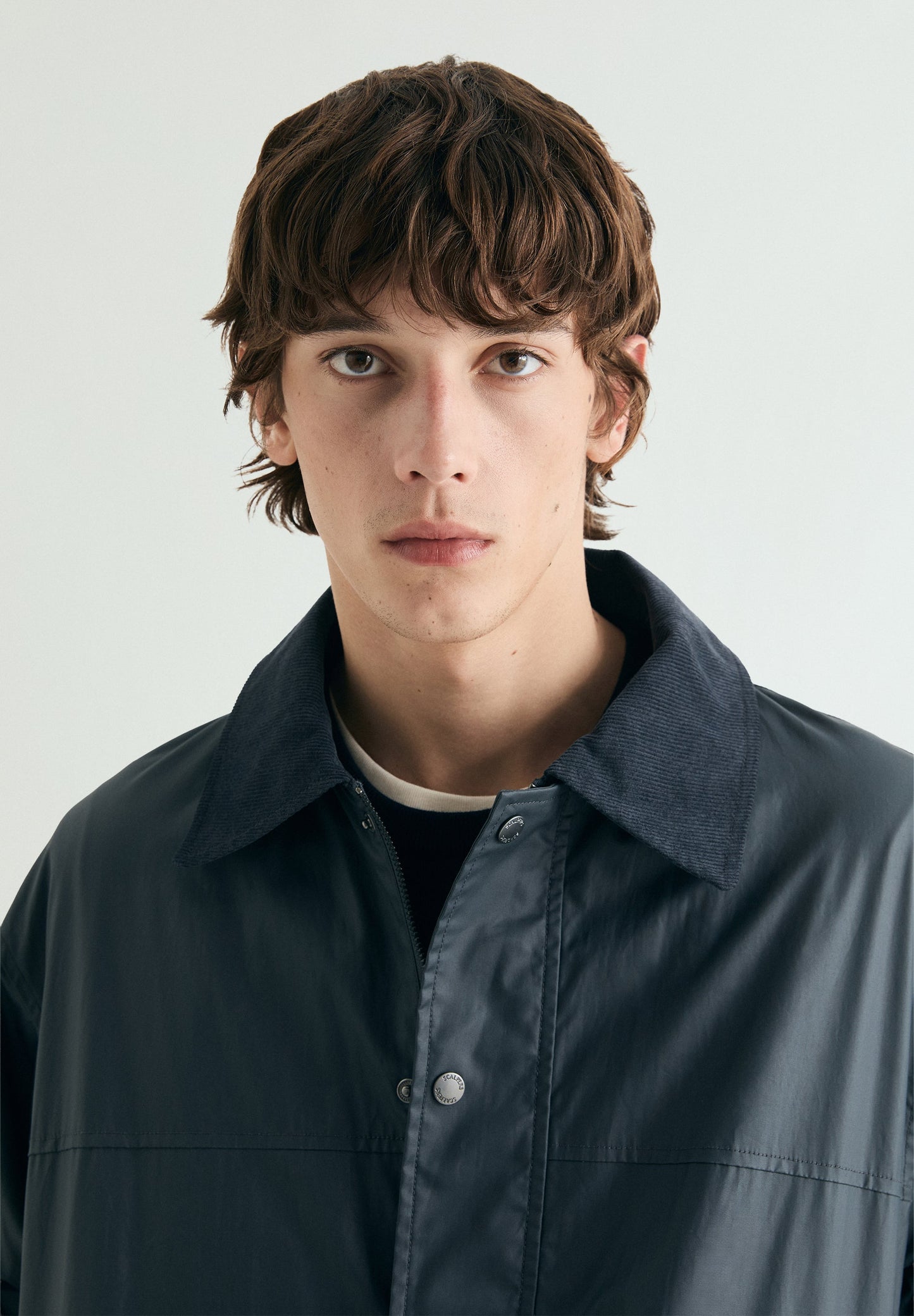 VESTE CIRÉE AVEC BOUTONS-PRESSION