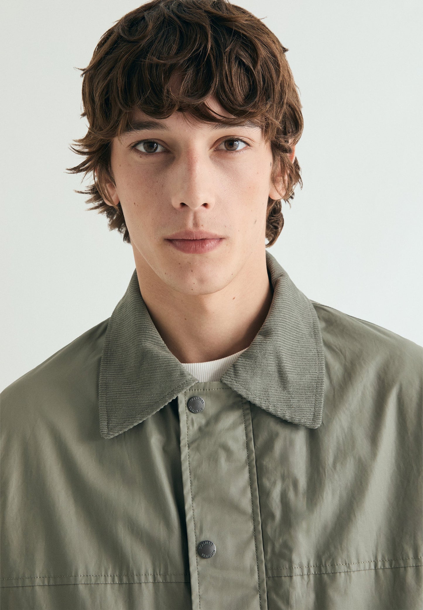 VESTE CIRÉE AVEC BOUTONS-PRESSION