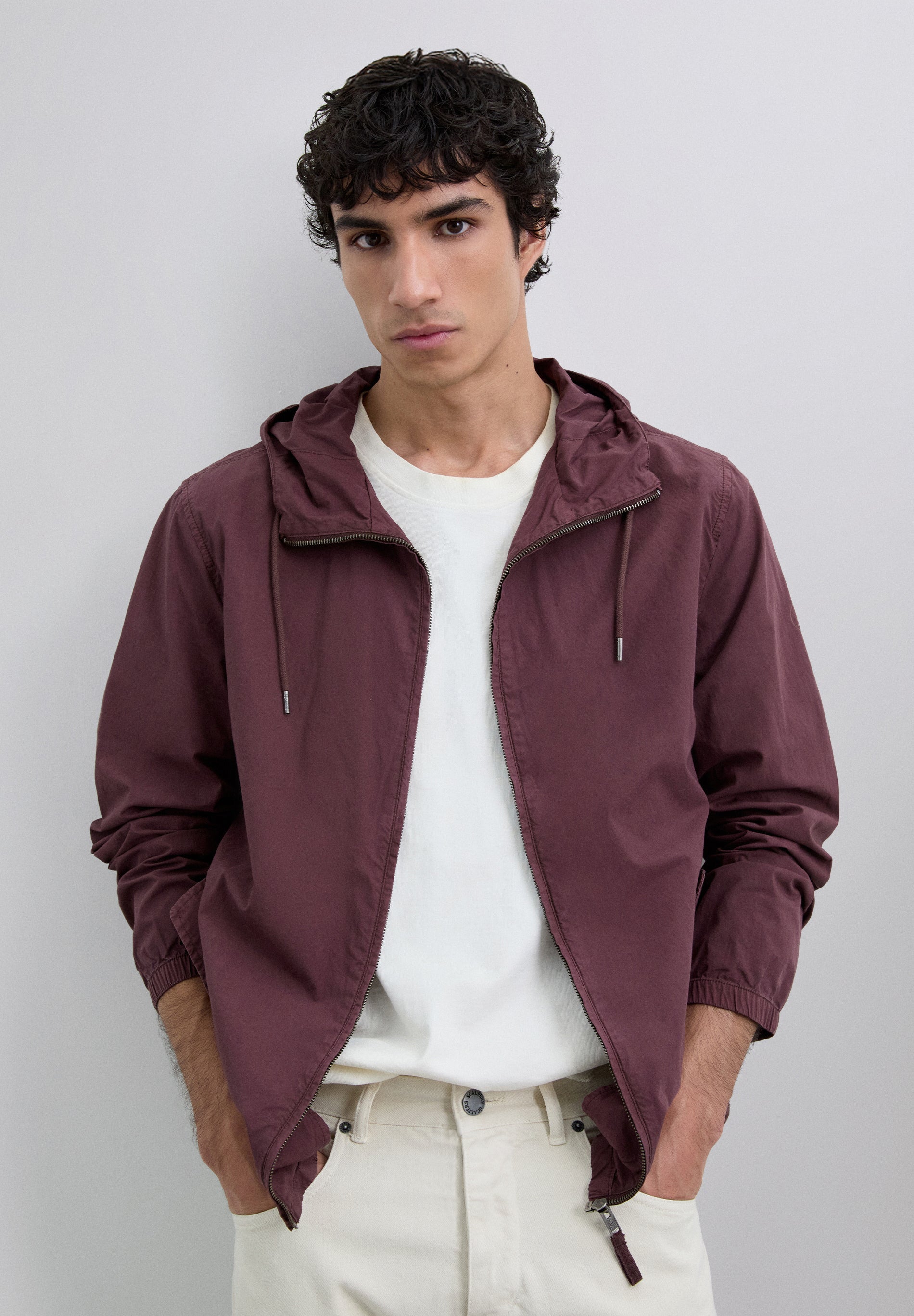 LEICHTE JACKE MIT KAPUZE