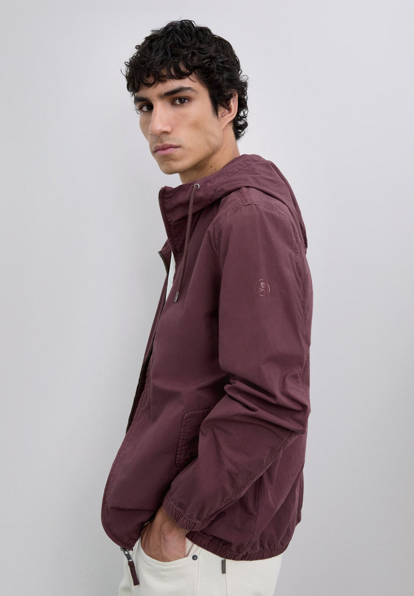 CHAQUETA LIGERA CAPUCHA