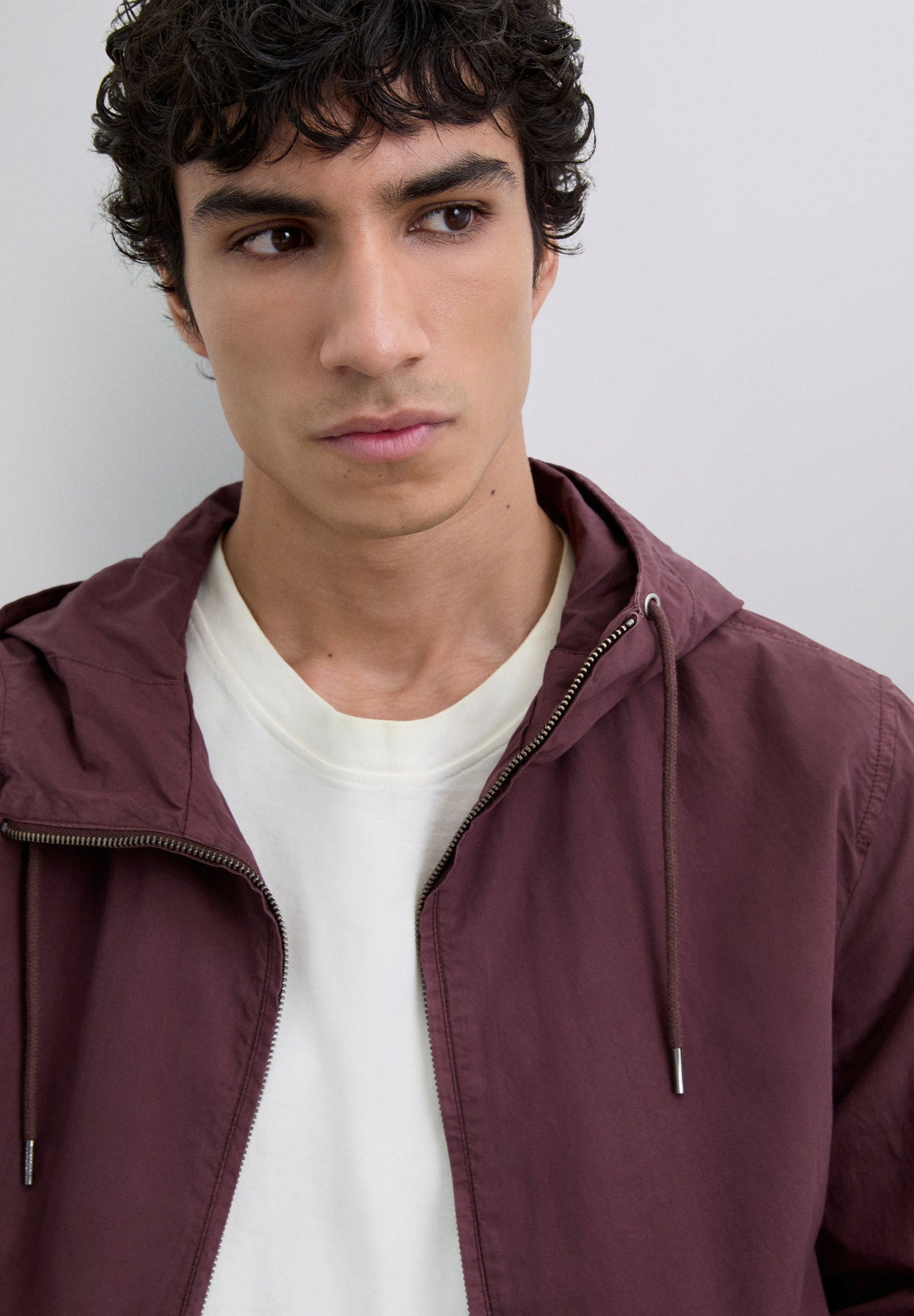 LEICHTE JACKE MIT KAPUZE